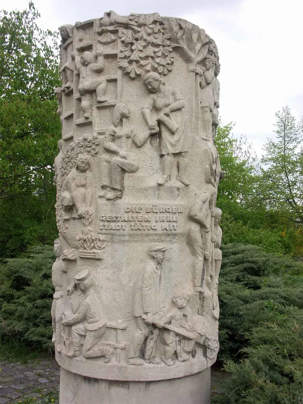 Photo showing: Stele in Halle-Neustadt, nahe Magistrale/ Einsteinstraße: "Aufbauhelfer" von Rudolf Hilscher von 1975; Beispiel für sozialistische Kunst am Bau; eigenes Foto 30-04-2006 Bettenburg