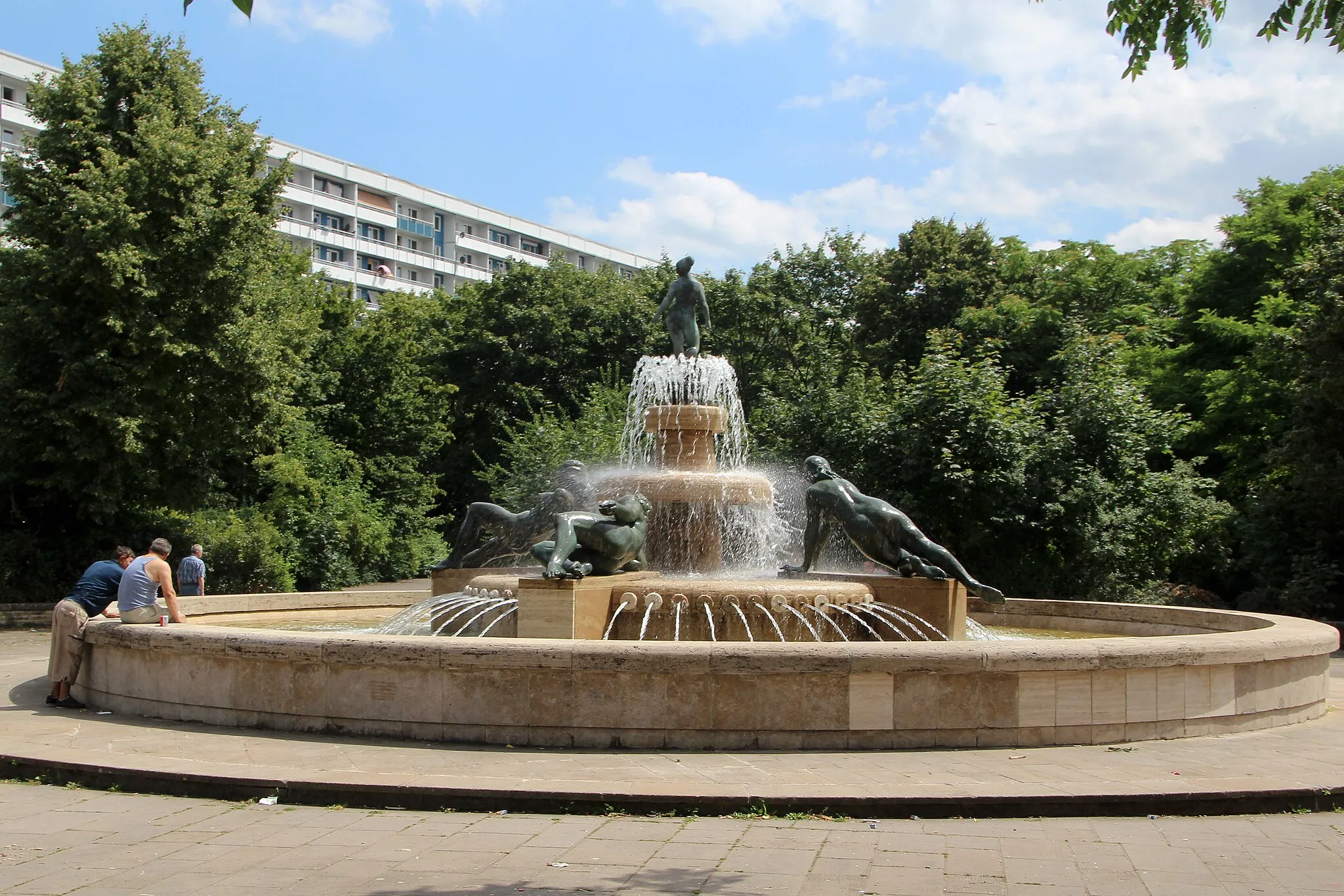 Photo showing: Der Frauenbrunnen in Halle-Neustadt.