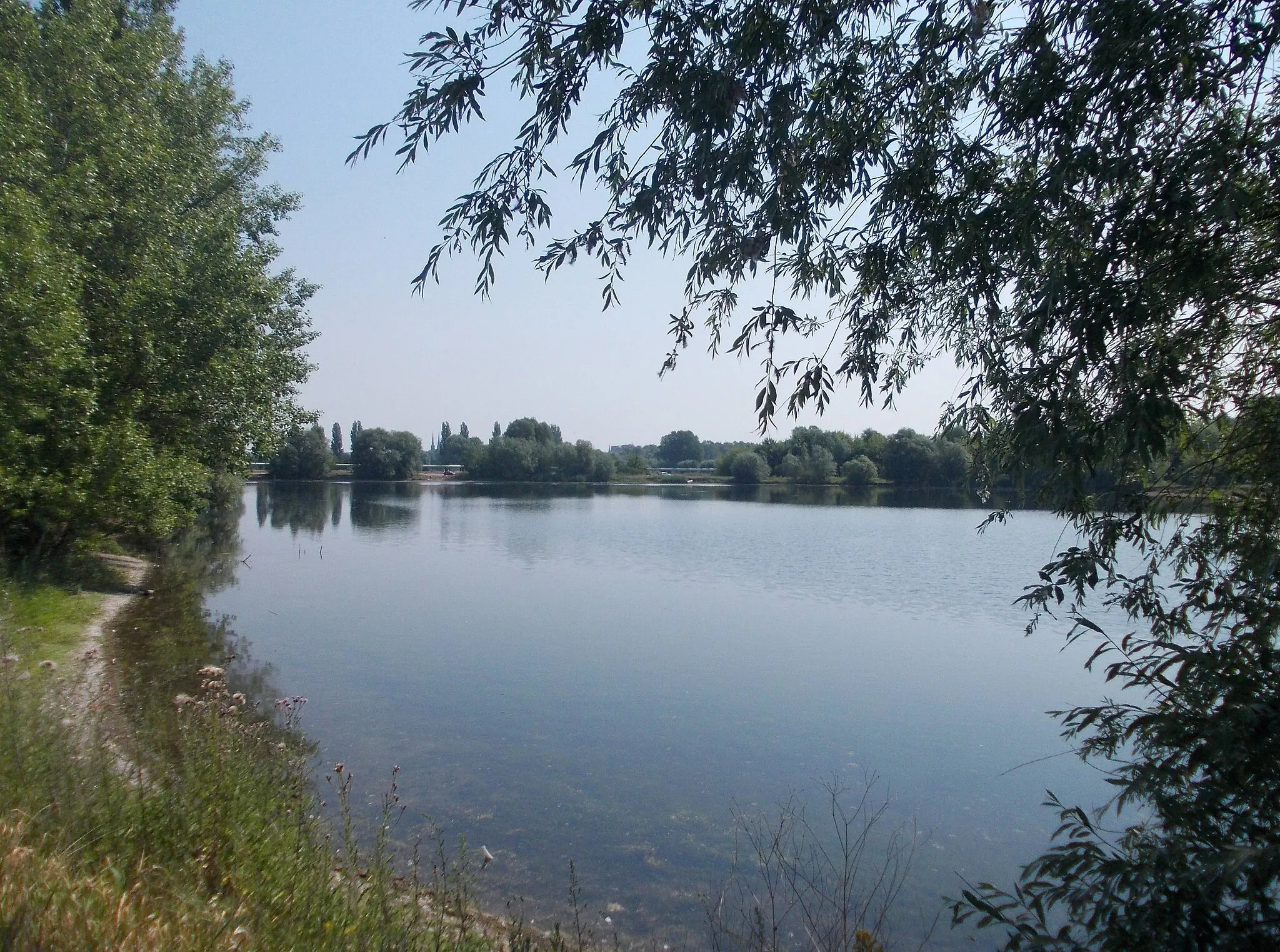 Photo showing: Gravel pit in the Saale meadows in Halle/Saale (Saxony-Anhalt)