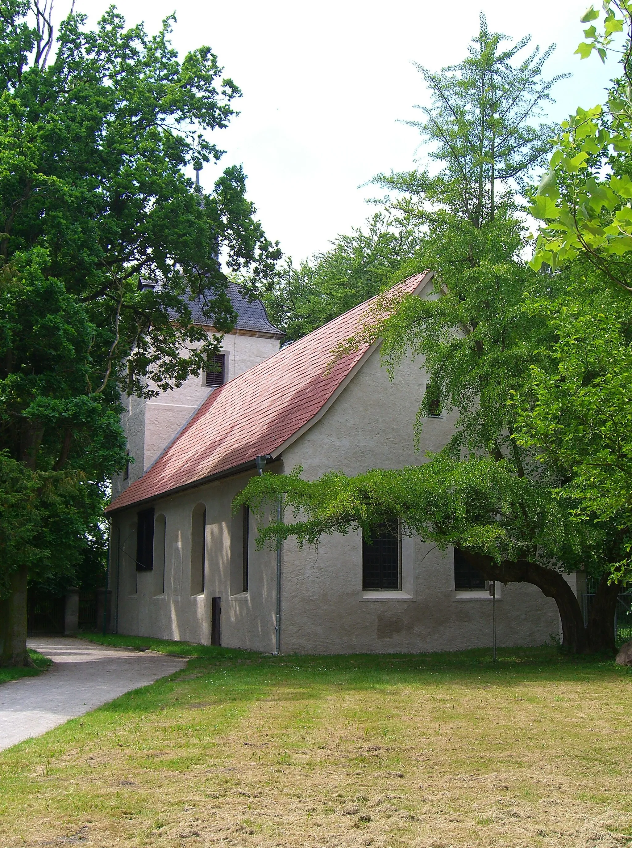 Photo showing: Church "St. Levin" in Harbke (built in 1572). On the right the oldest "Ginkgo biloba" tree in Germany (planted in 1758).