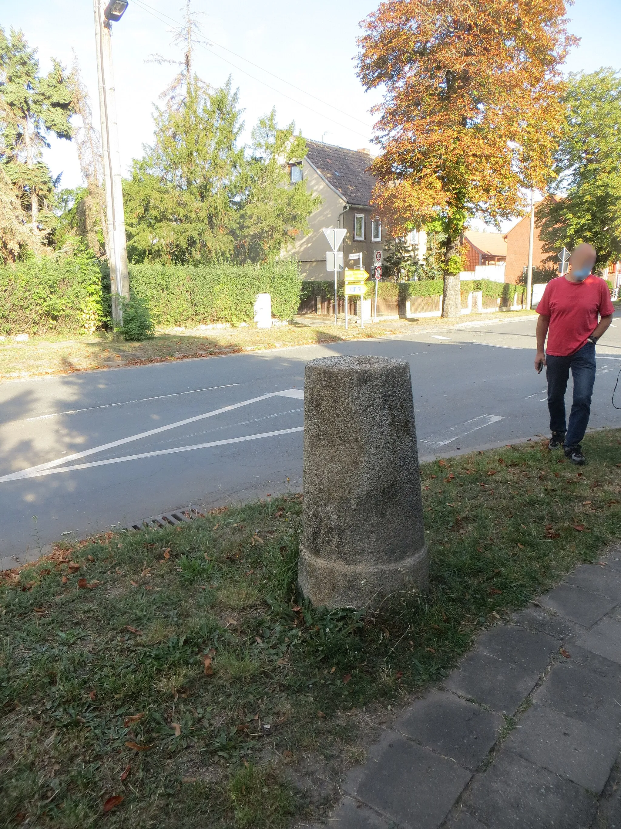 Photo showing: Harsleben, an der alten B 79, am Abzweig nach Wegeleben, östliche Straßenseite, Quedlinburger Straße/Otto-Bethmann-Straße
Preußischer Rundsockelstein, Chausseemeilenstein aus Granit, um 1844
Chausseebau durch Halberstadt-Quedlinburger Chausseebaugesellschaft
kein Entfernungsbezug erkennbar, vermutlich als Abzweigstein dienend