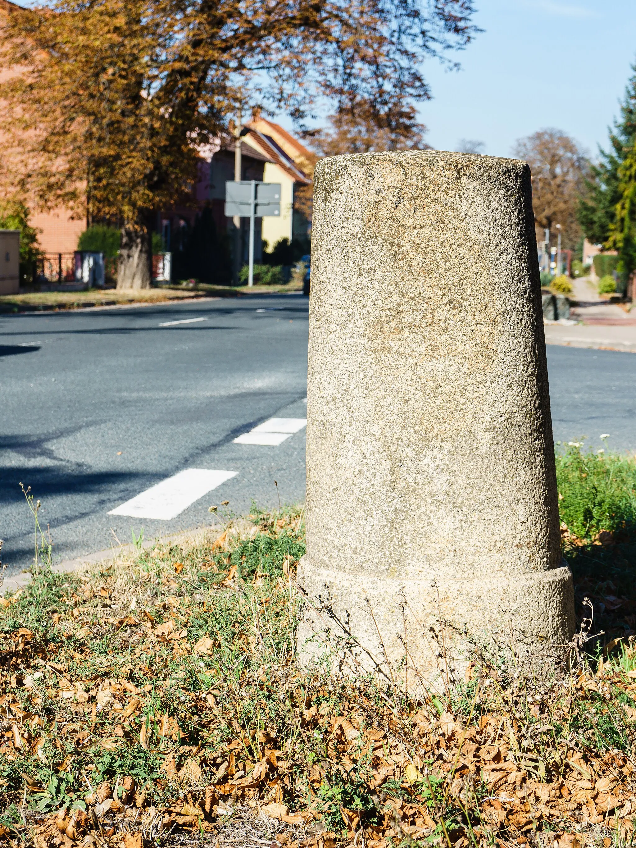 Photo showing: Preußischer Rundsockelstein), an der B 79 Quedlinburger Straße Abzweig Otto-Bethmann-Straße in Harsleben