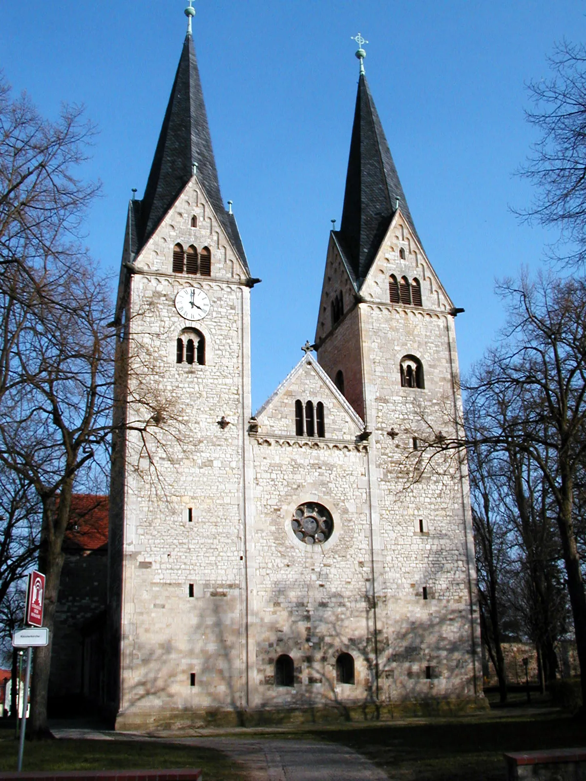 Photo showing: Western-view of the former monastery-church St. George and Pancratius at Hecklingen, Germany. The towers are finished in the late 19th century. The basilika of Hecklingen belongs to the "Road of Romanesque" in Sachsen-Anhalt.