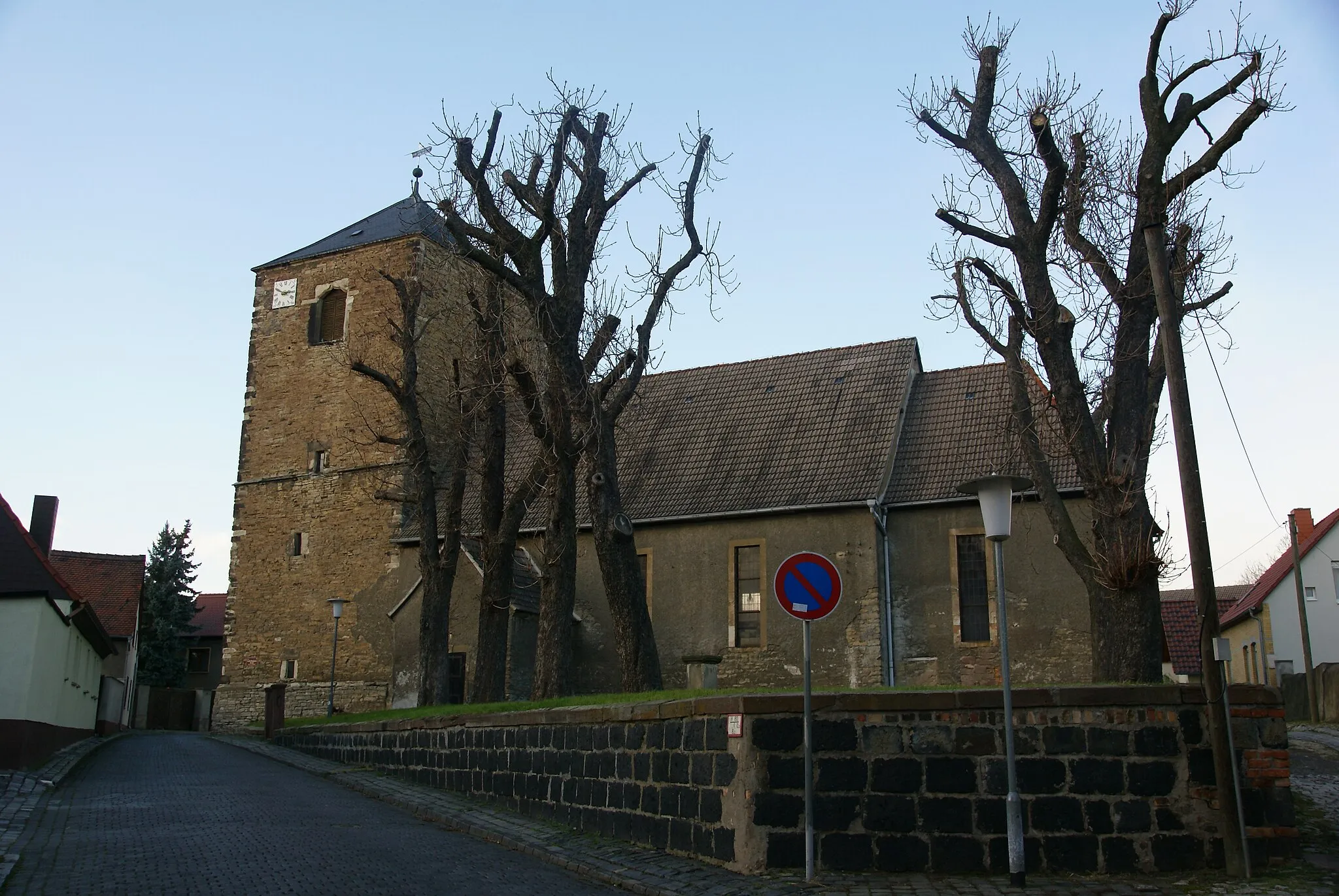 Photo showing: die evangelische Kirche St. Stephanus in Helbra, erbaut im 12. Jahrhundert