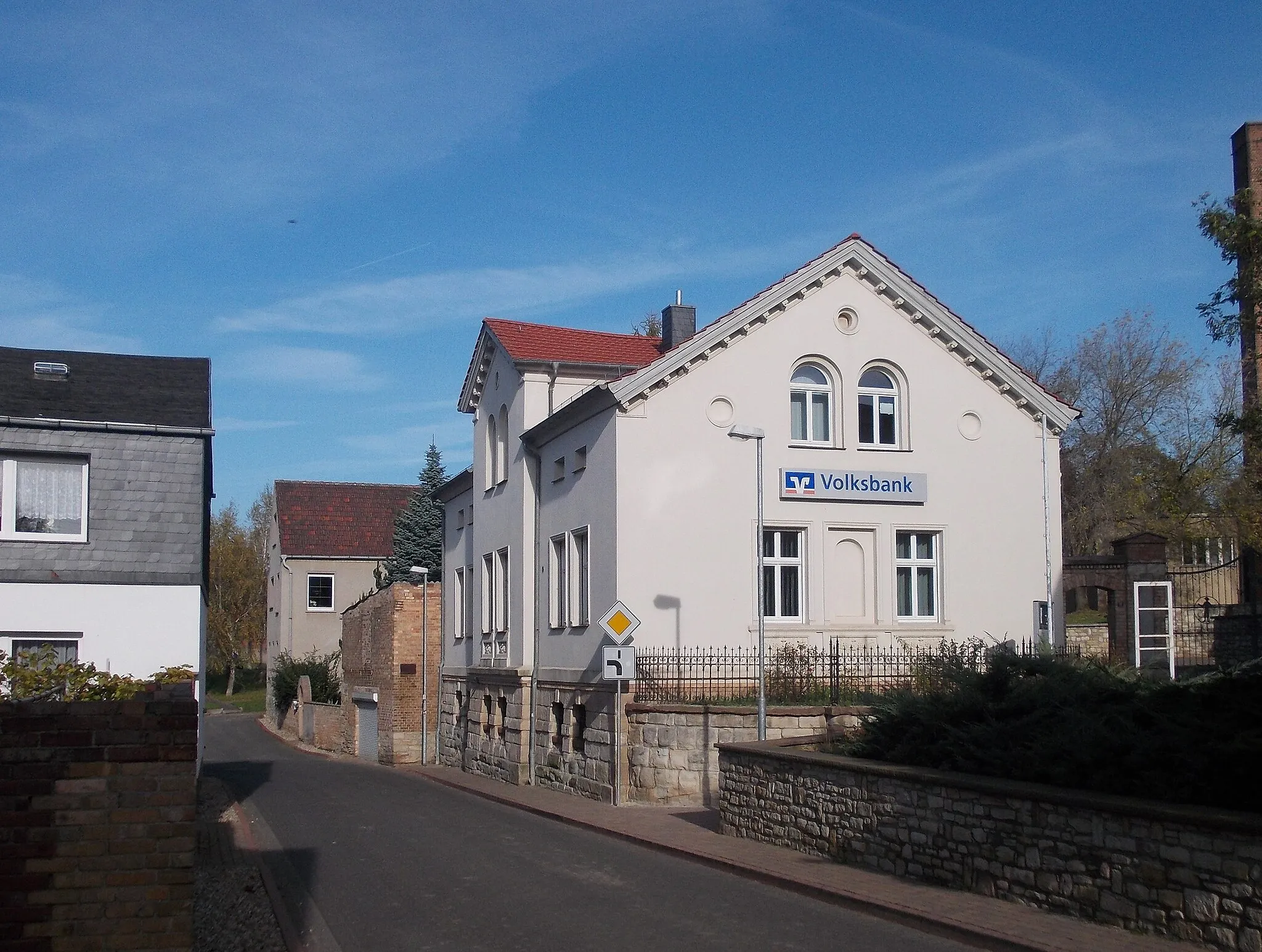Photo showing: Volksbank building in in Höhnstedt (Salzatal, district: Saalekreis, Saxony-Anhalt)