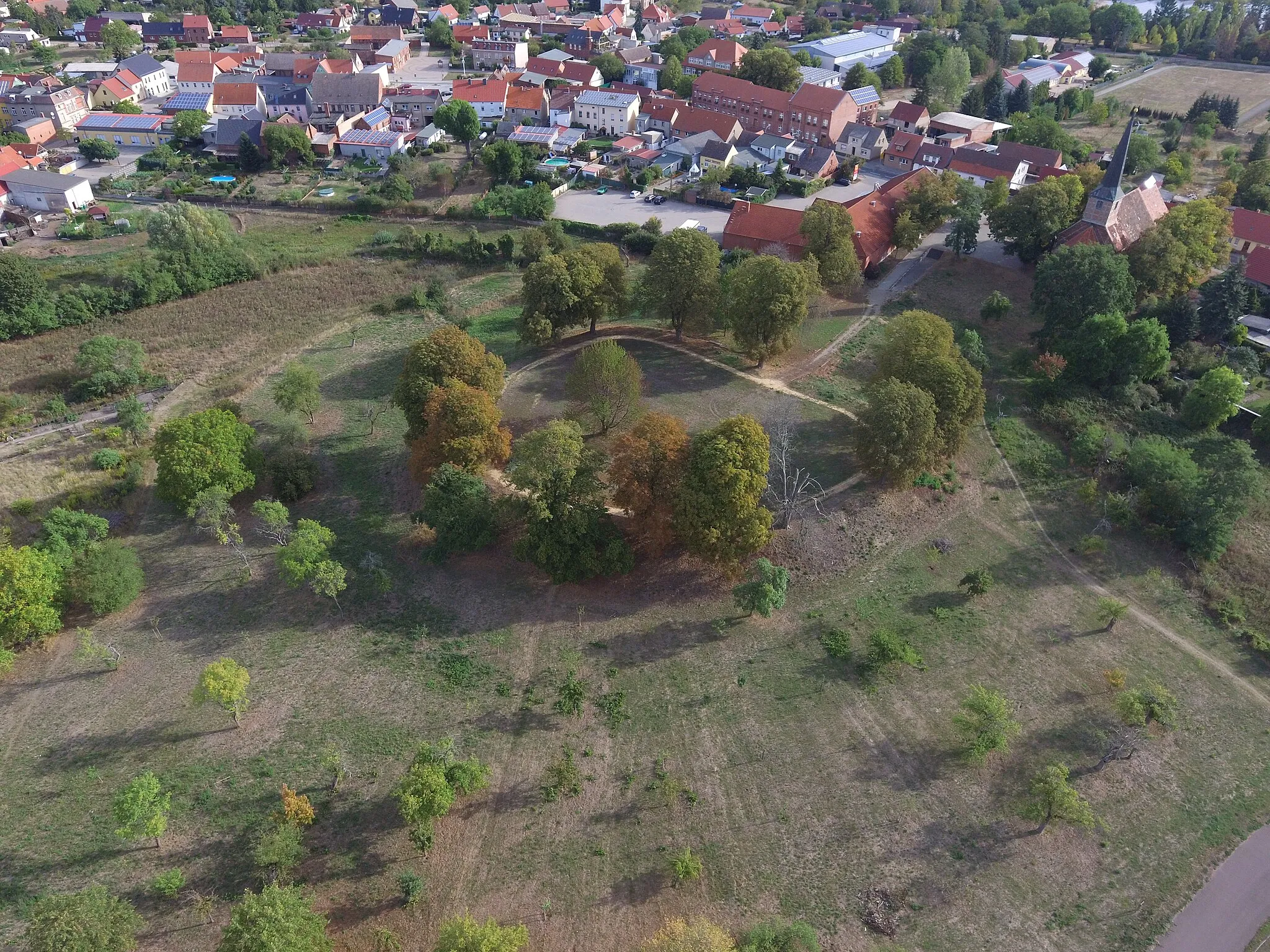 Photo showing: Luftbild des Burgstalls der Burg in Jerichow