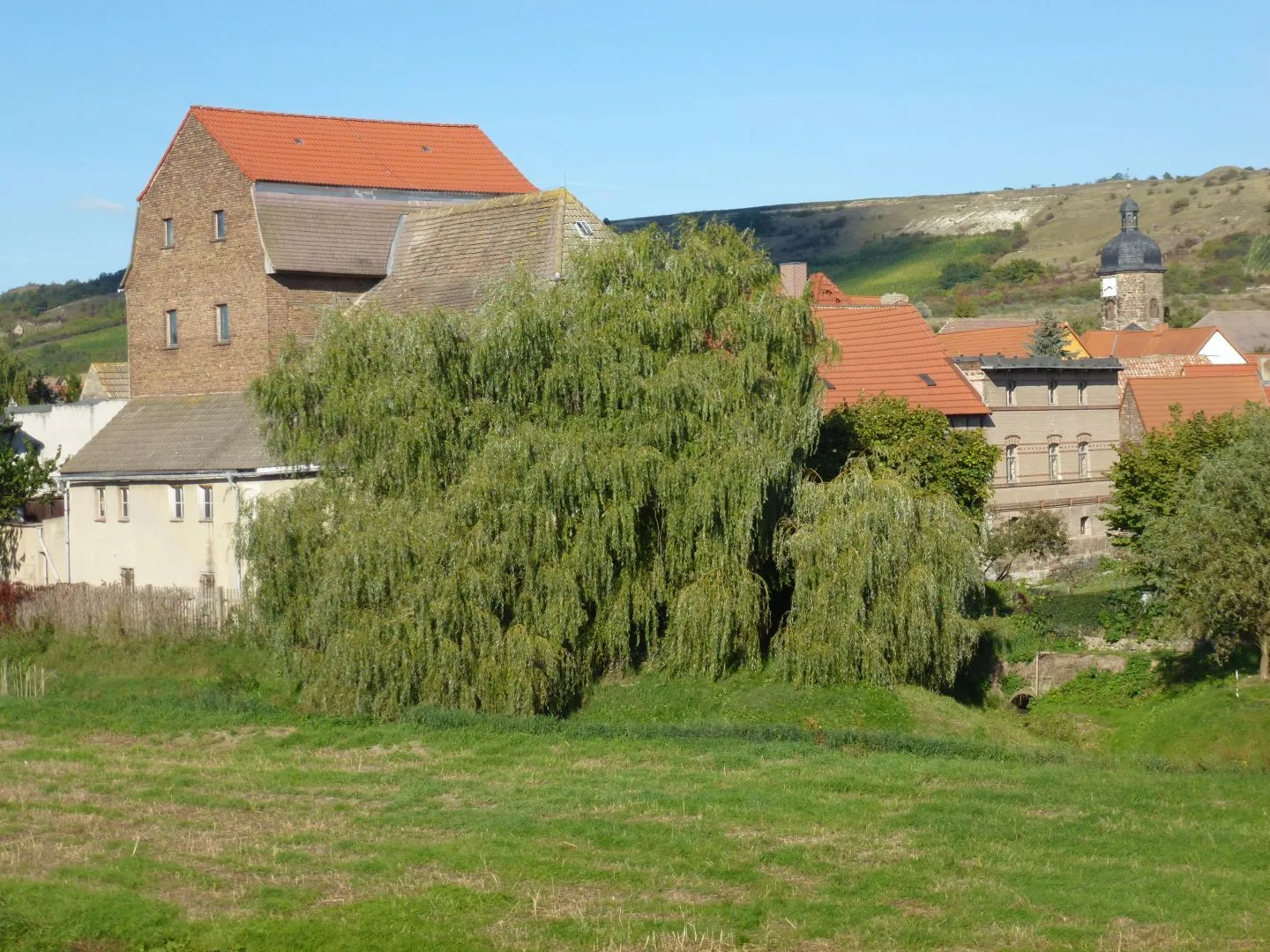 Photo showing: Blick von der Unstrutbrücke auf Karsdorf