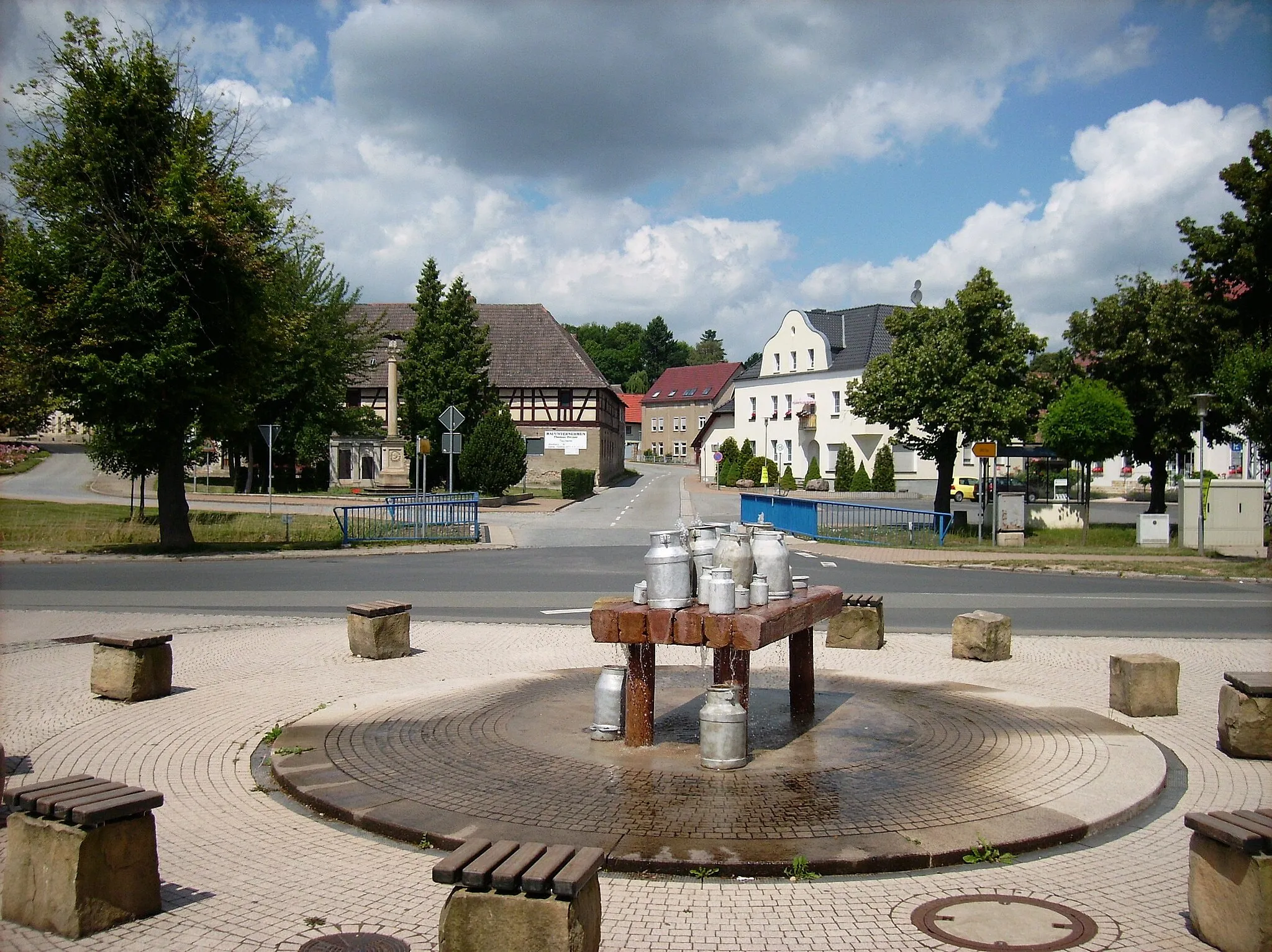Photo showing: Milk churn stand fountain in Kayna (Zeitz, district of Burgenlandkreis, Saxony-Anhalt)