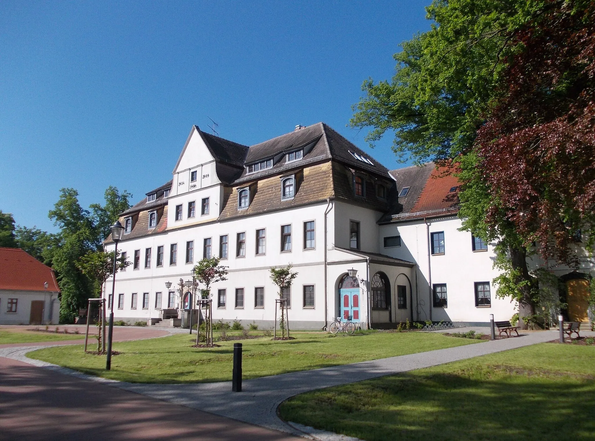 Photo showing: Manor house of Radis estate (Kemberg, Wittenberg district, Saxony-Anhalt), today a youth hostel