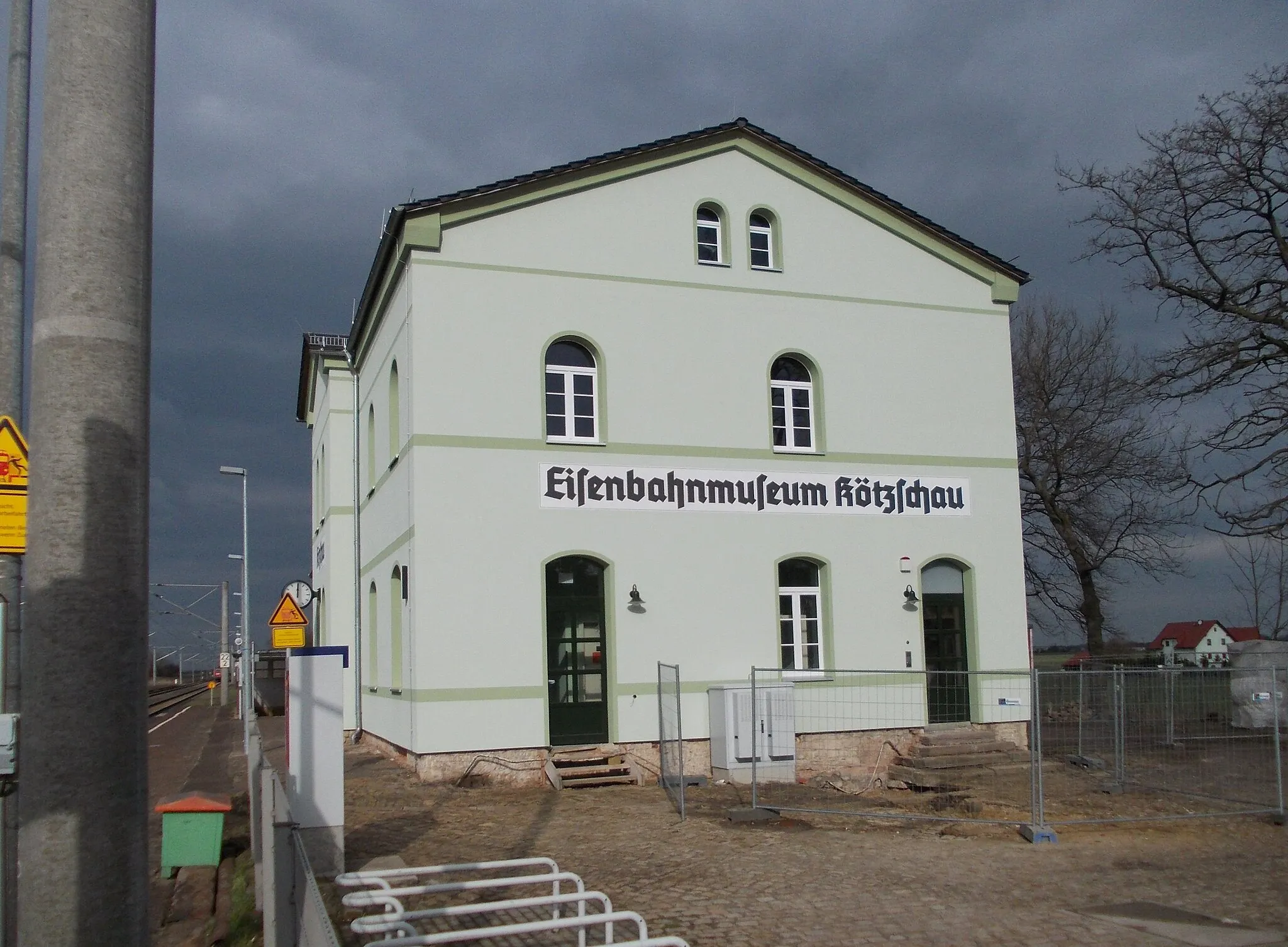 Photo showing: Station building of Kötzschau train station (Leuna, district of Saalekreis, Saxony-Anhalt), now railway museum
