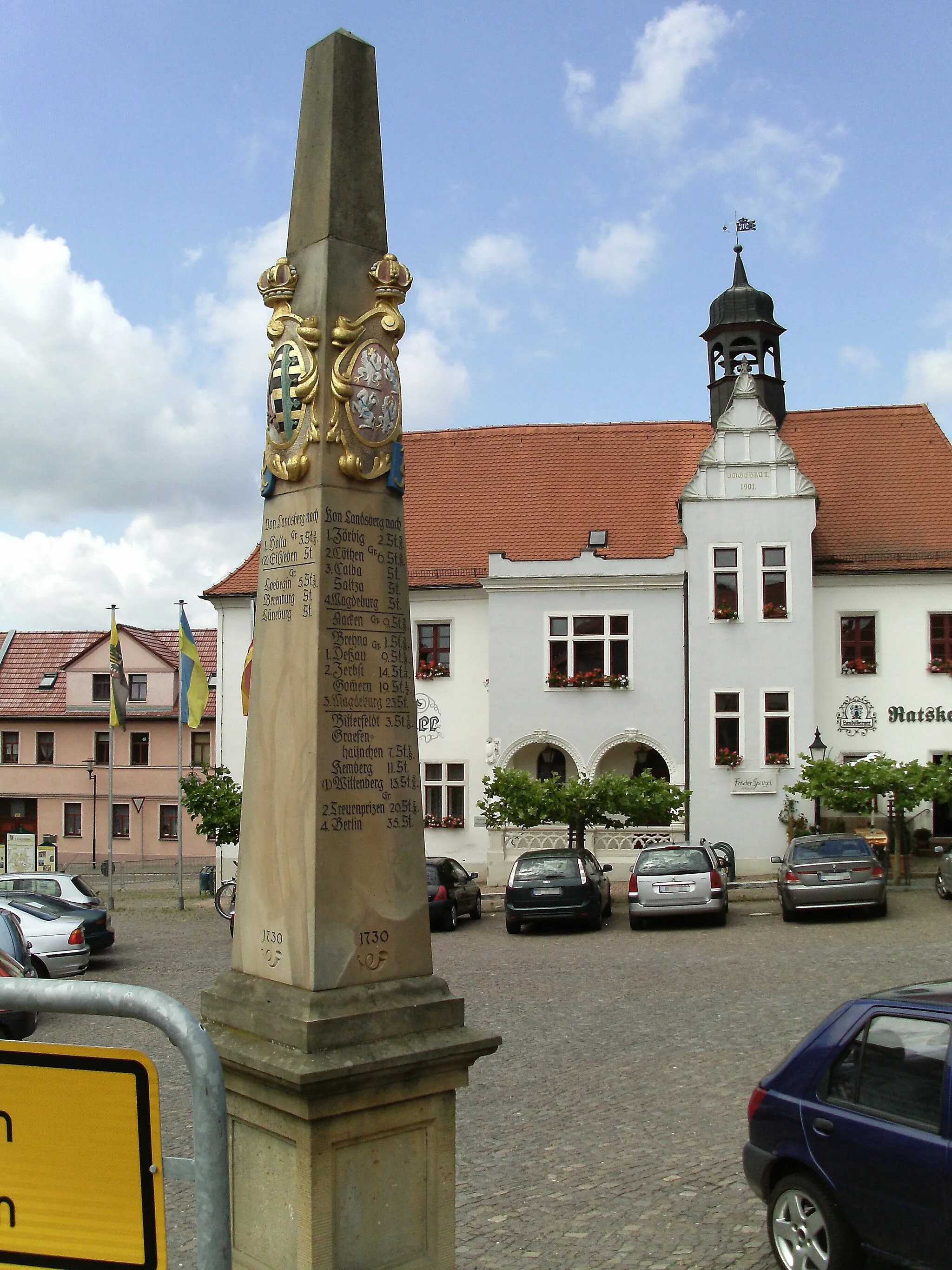 Photo showing: Post distance obelisk and town hall in Landsberg (Saalekreis, Saxony-Anhalt)