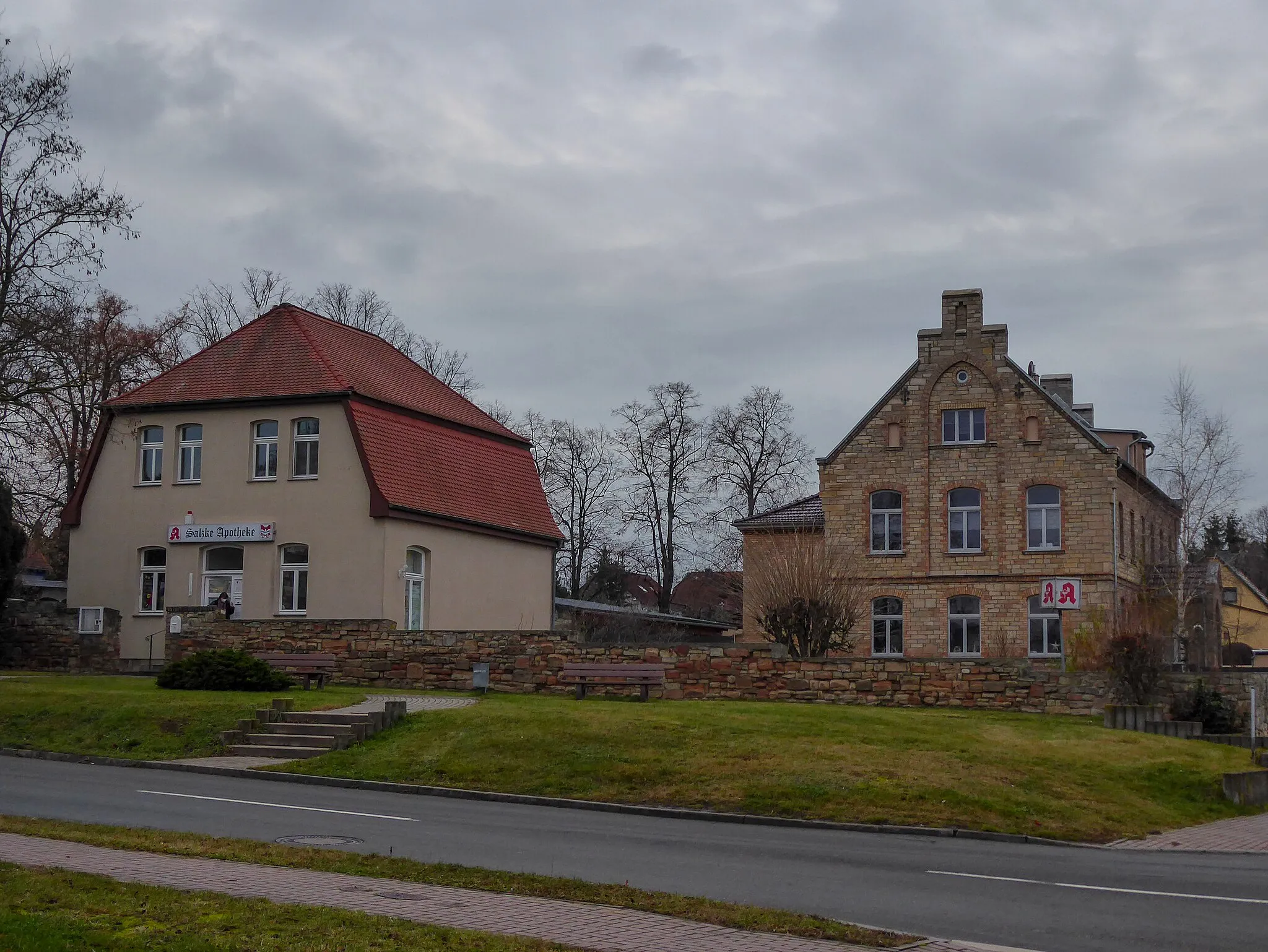 Photo showing: Ehemalige Schulgebäude von 1912 (links) und 1889 (rechts) in Langenbogen (Gemeinde Teutschenthal) - heute Salzke-Apotheke bzw. Wohnhaus