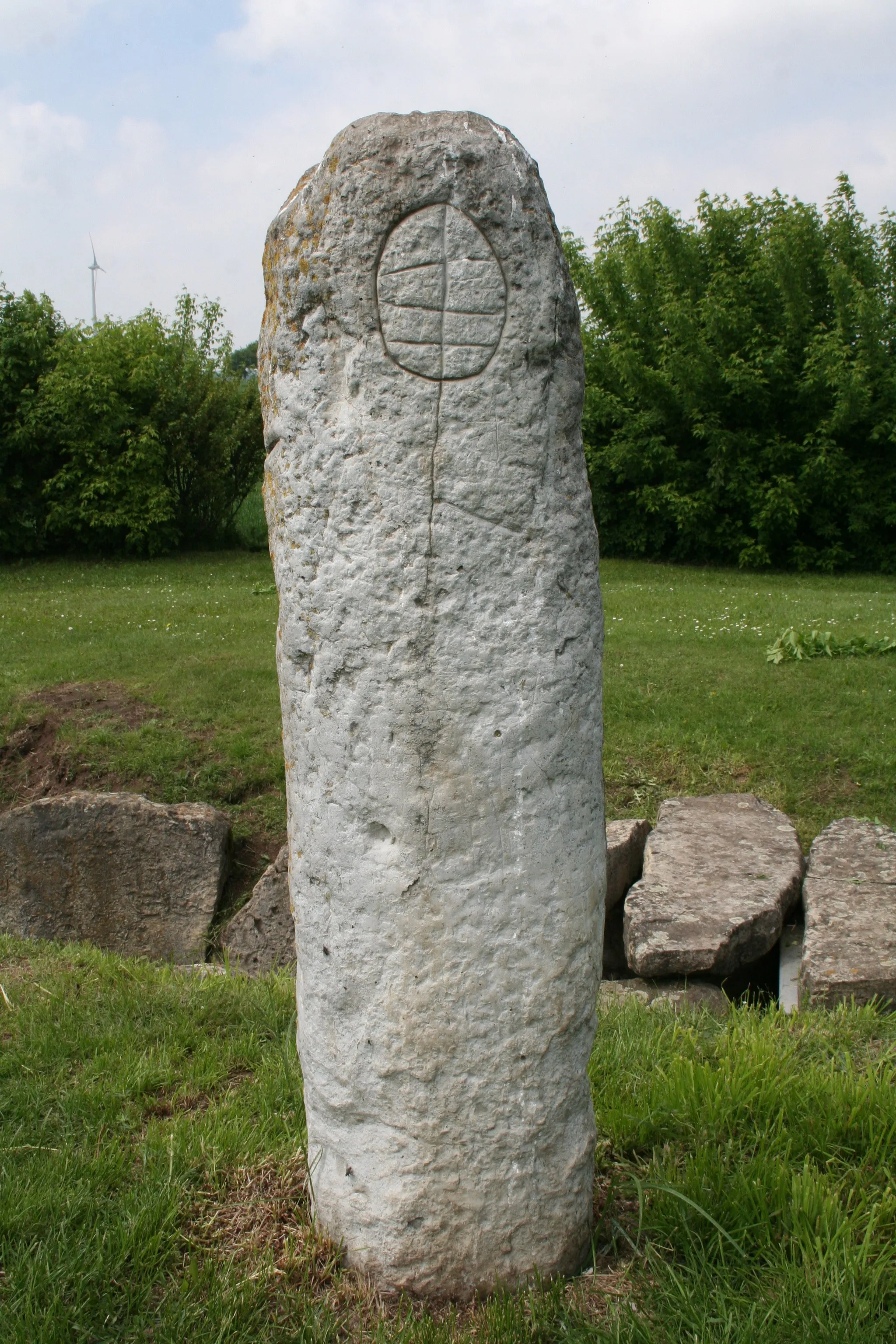 Photo showing: Megalithic tomb Langeneichstädt with Menhir (replica; original in Landesmuseum für Vorgeschichte (State museum of prehistory) at Halle (Saale))