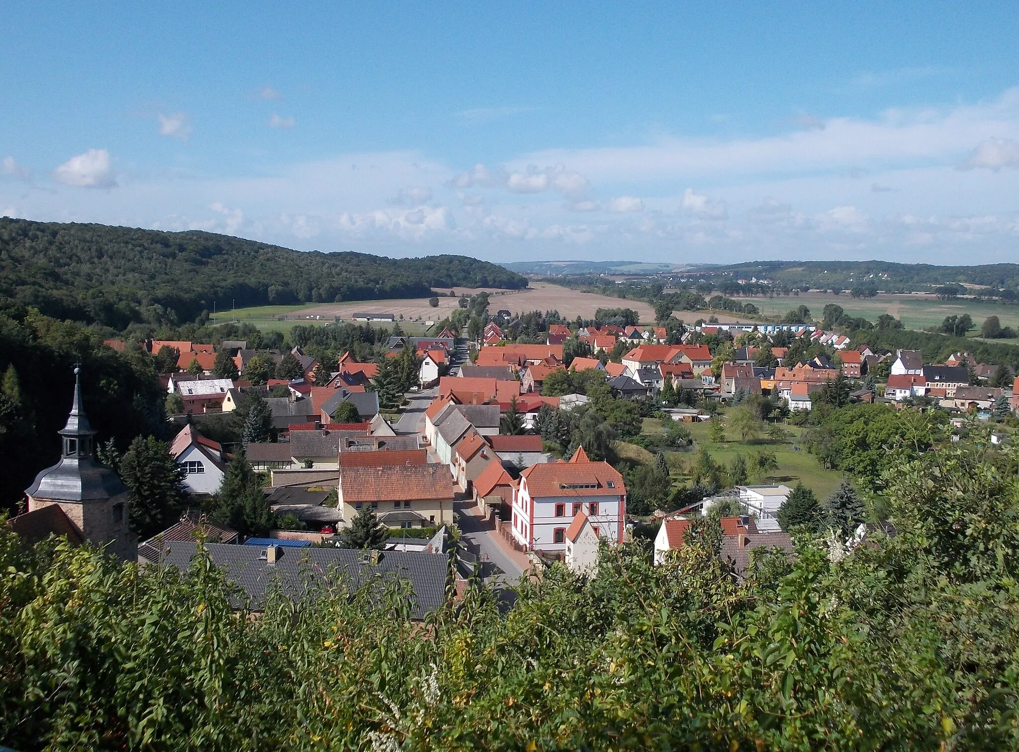 Photo showing: View of Leissling (Weissenfels, district: Burgenlandkreis, Saxony-Anhalt) from the vantage point at the old oak
