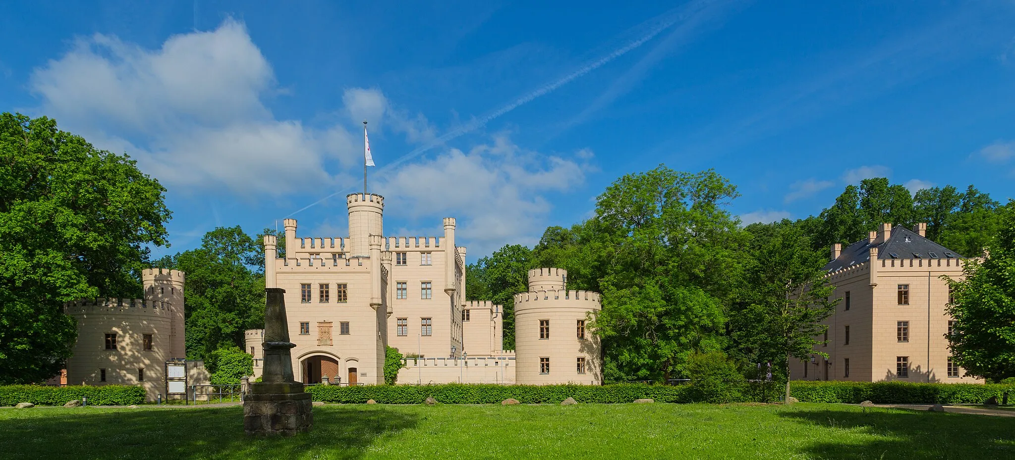 Photo showing: Letzlingen Hunting Lodge (Jagdschloss Letzlingen) in Letzlingen,
district of Gardelegen, Altmarkkreis Salzwedel, Saxony-Anhalt, Germany. The Jagdschloss is now used as a museum and a hotel and restaurant (Schloßhotel Letzlingen). It is a listed cultural heritage monument.