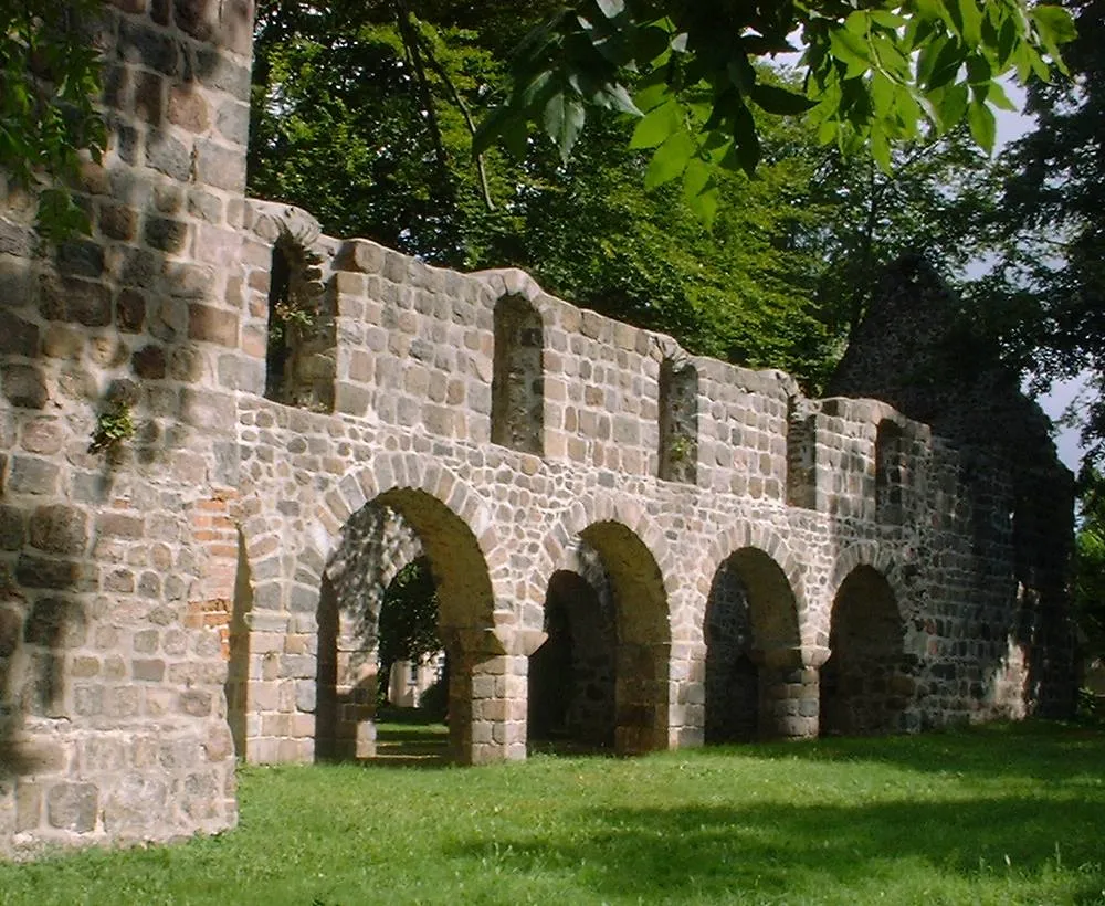 Photo showing: Ruine der ehemals dreischiffigen Basilika Unserer Lieben Frauen (12. Jh.) in Loburg