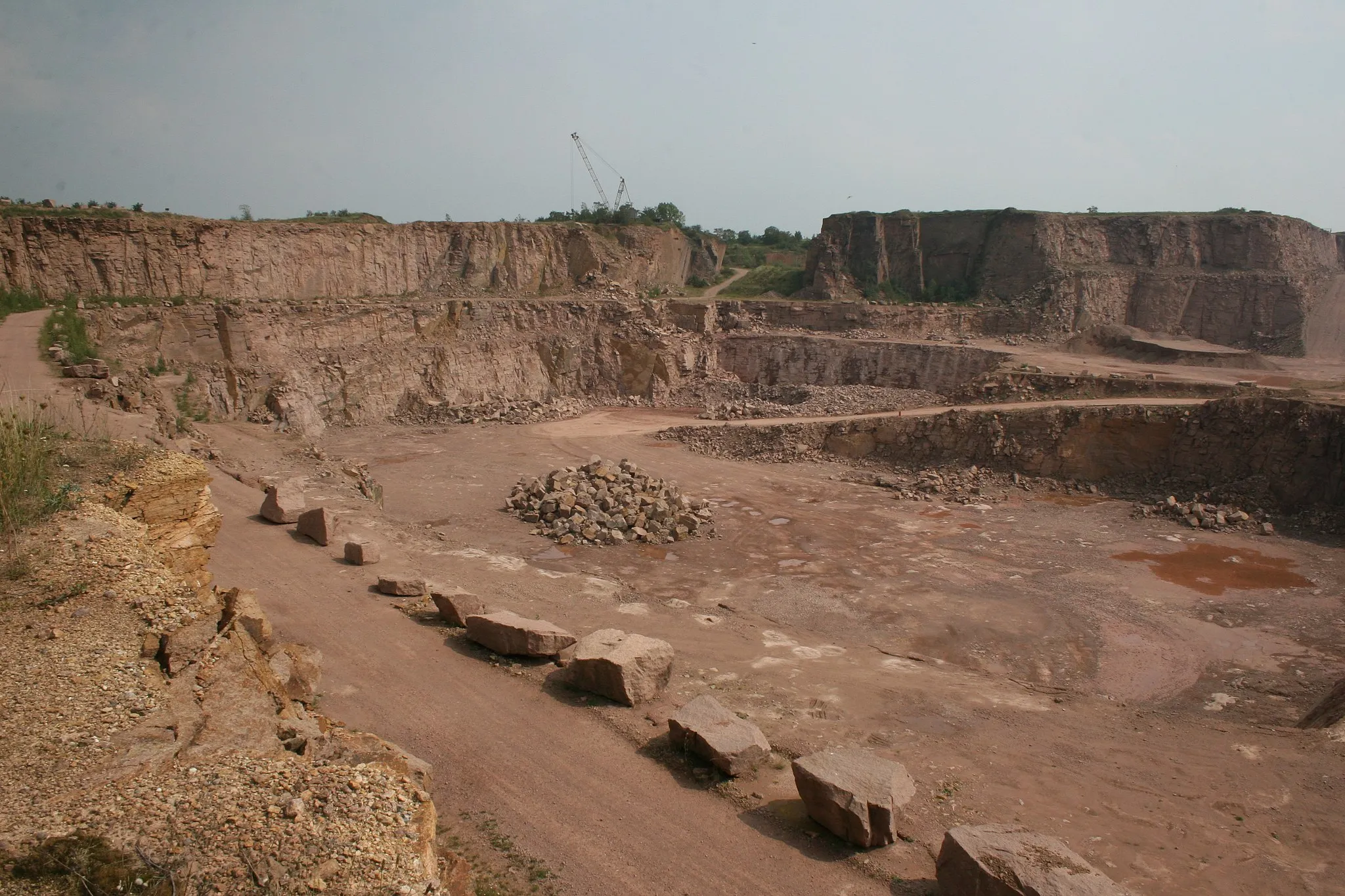 Photo showing: Rhyolite quarry in Löbejün, Saxony-Anhalt, Germany