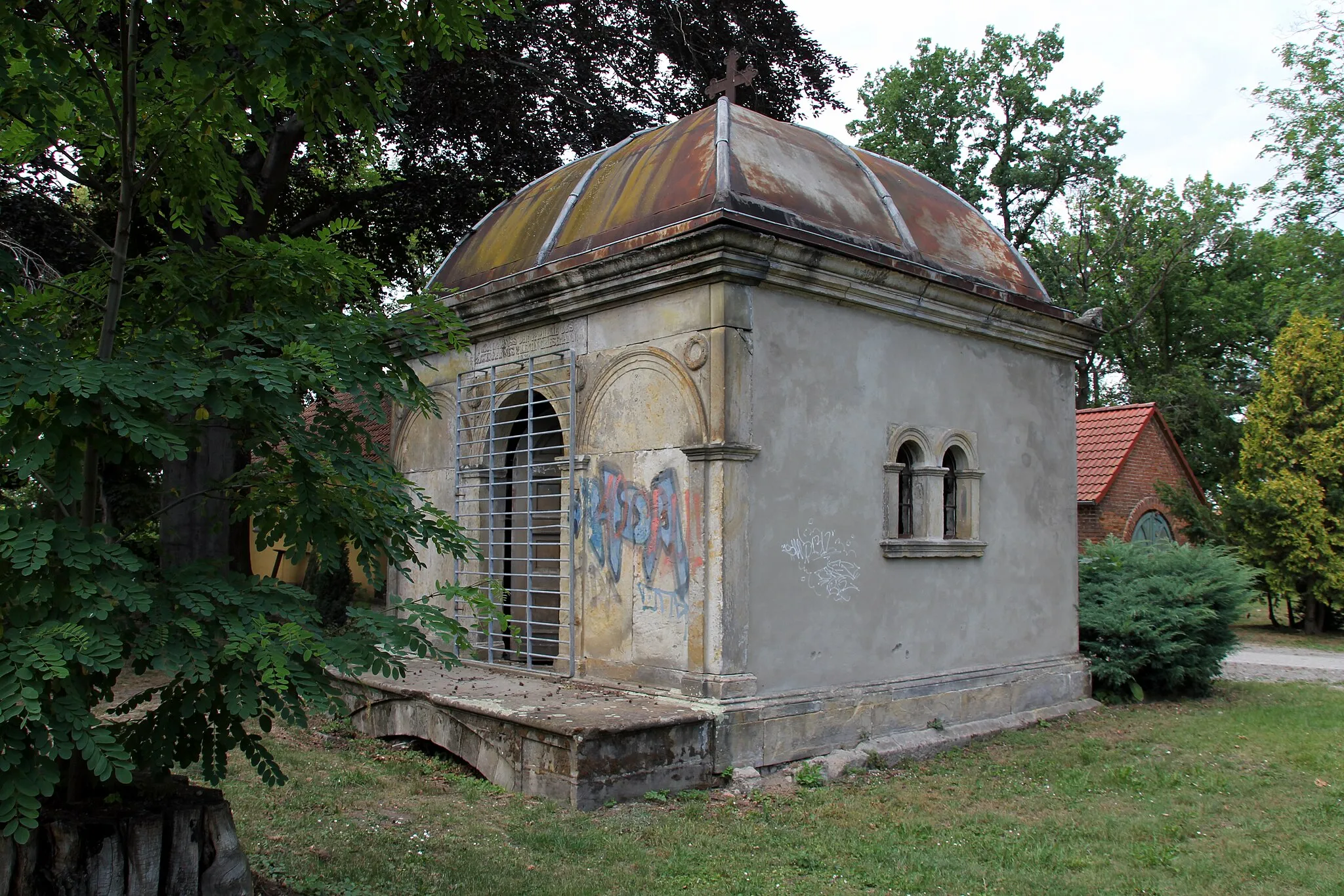 Photo showing: Mausoleum auf dem Friedhof Walter-Rathenau-Straße in Niederndodeleben