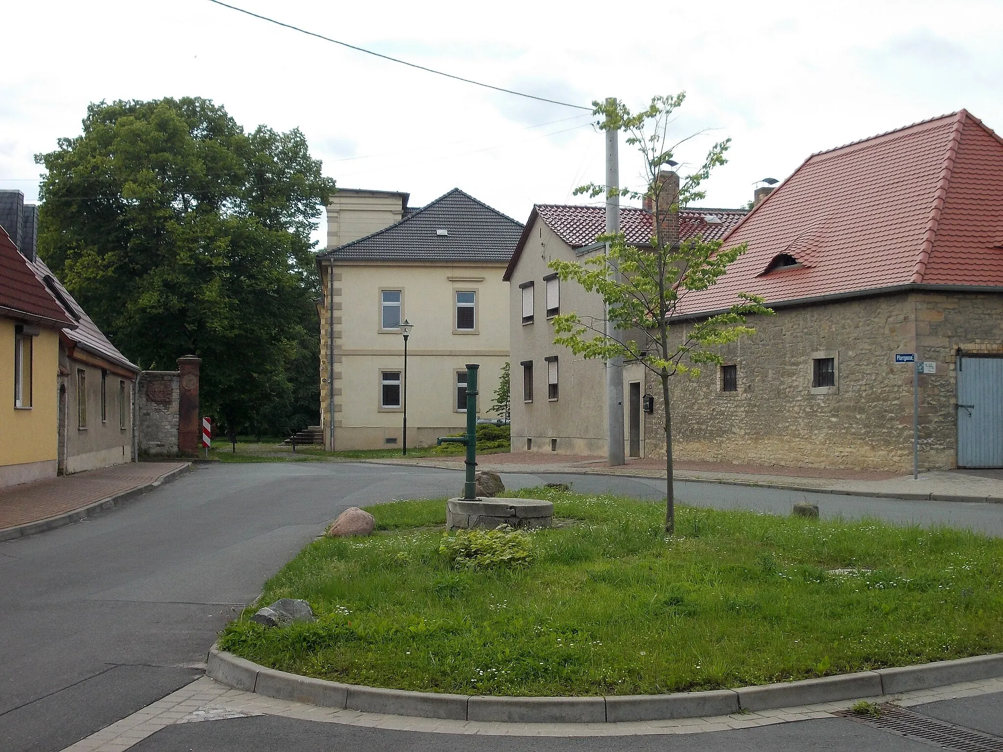 Photo showing: Pump in Obhausen (district: Saalekreis, Saxony-Anhalt) near the manor house