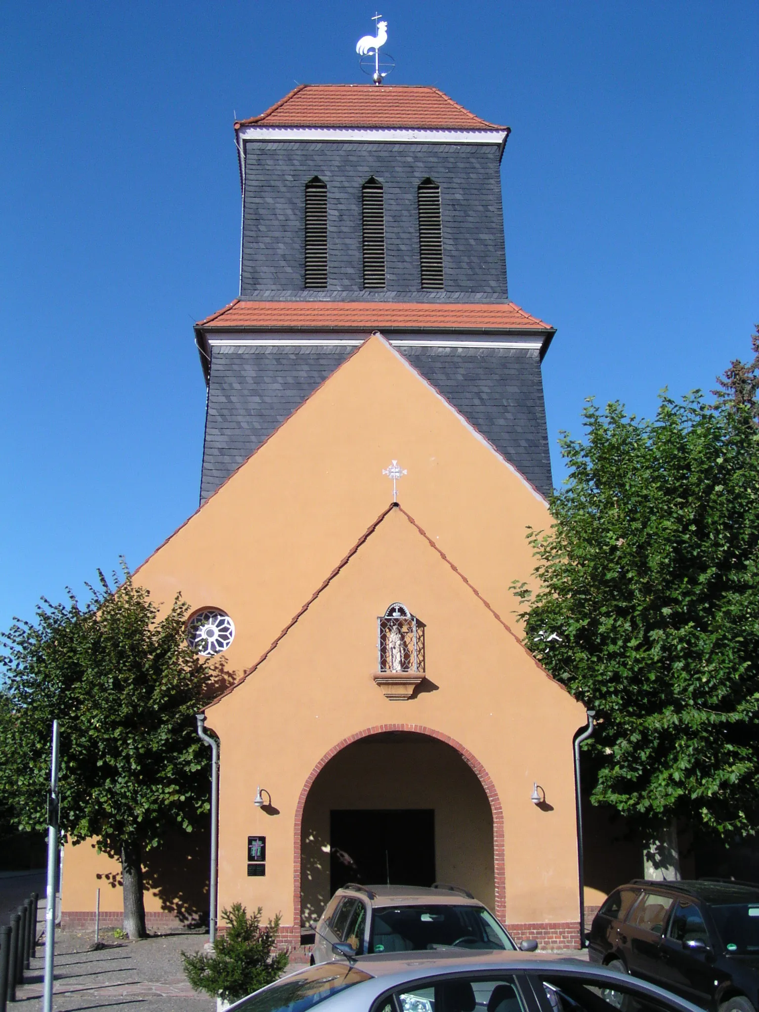 Photo showing: Katholische Kirche "Heilige Familie" in Wittenberg-Piesteritz, Oktober 2011