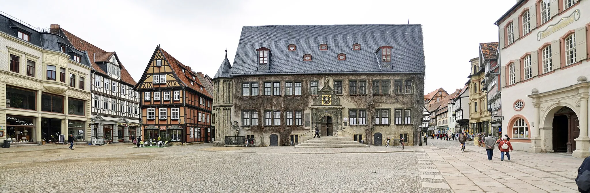 Photo showing: Rathaus Quedlinburg mit Marktplatz (Panorama)