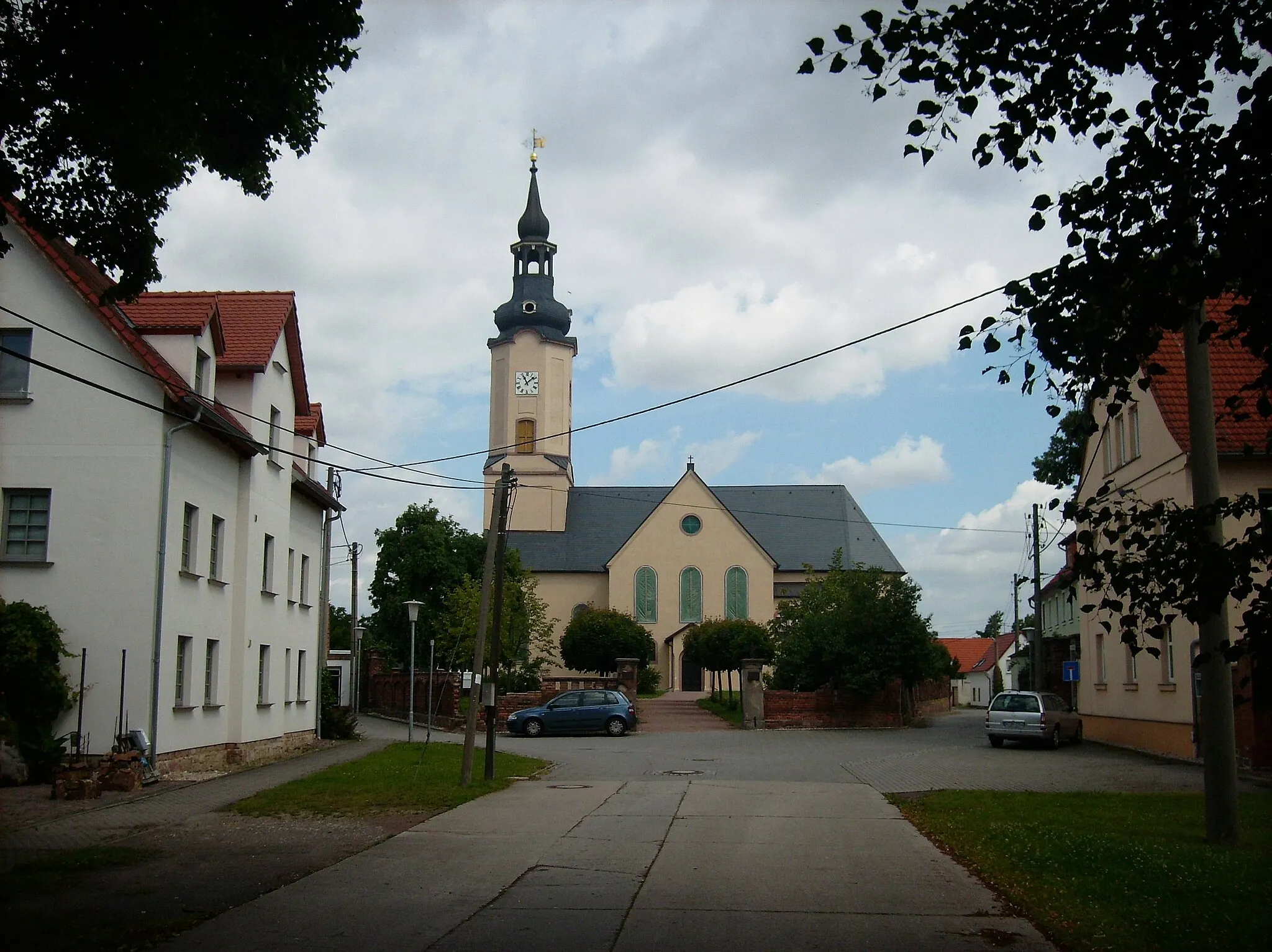 Photo showing: Kirchstrasse with the church St. Mary in Klepzig (Landsberg, district of Saalekreis, Saxony-Anhalt)