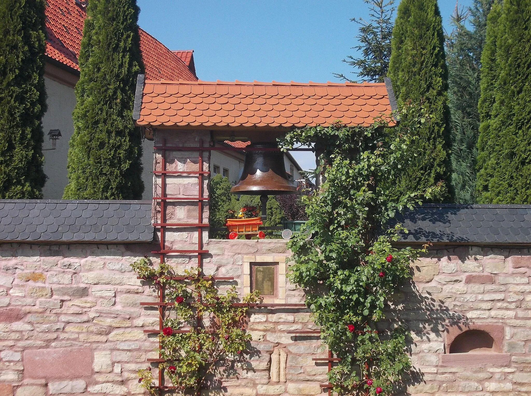 Photo showing: Former church bell, now in Schulstrasse in Riestedt (Sangerhausen, mansfeld-Südharz district, Saxony-Anhalt)