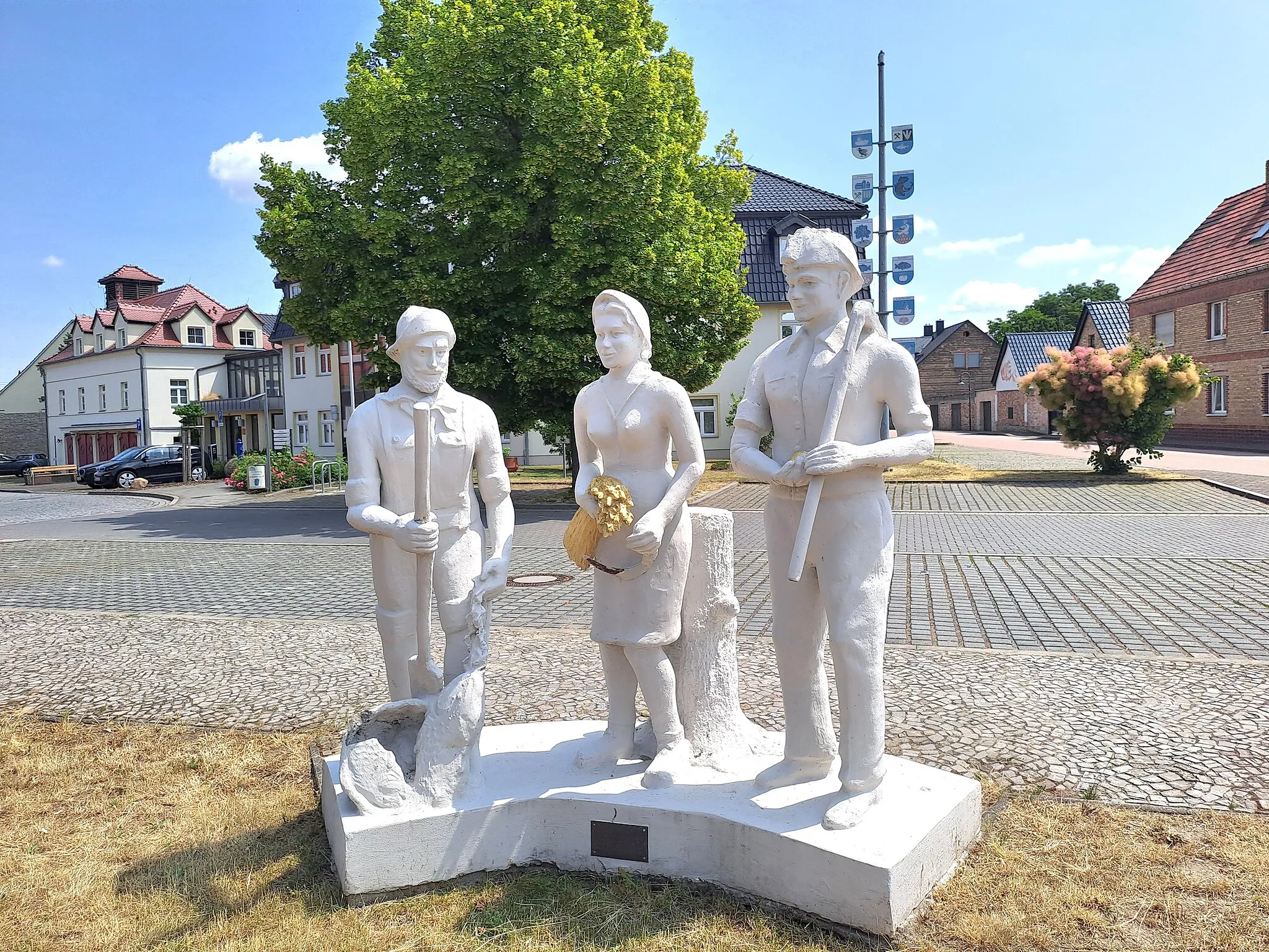 Photo showing: Denkmal in Röblingen am See,  Otto Vogel, 1982, zur 1050-Jahrfeier vom Braunkohlenwerk Röblingen gestiftet; Seestraße Ecke Pfarrstraße)