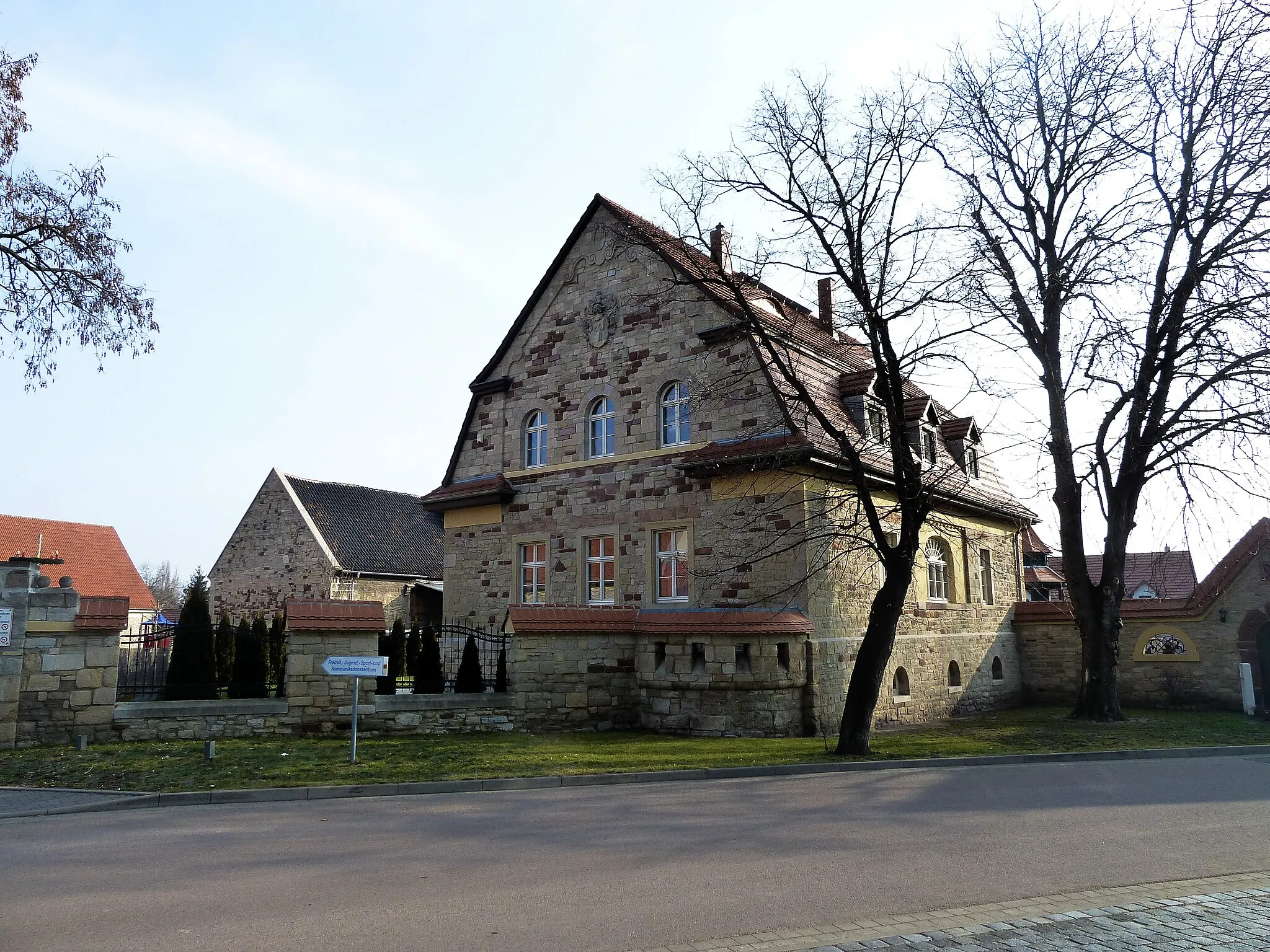 Photo showing: Main building of the manor of Oberröblingen am See.