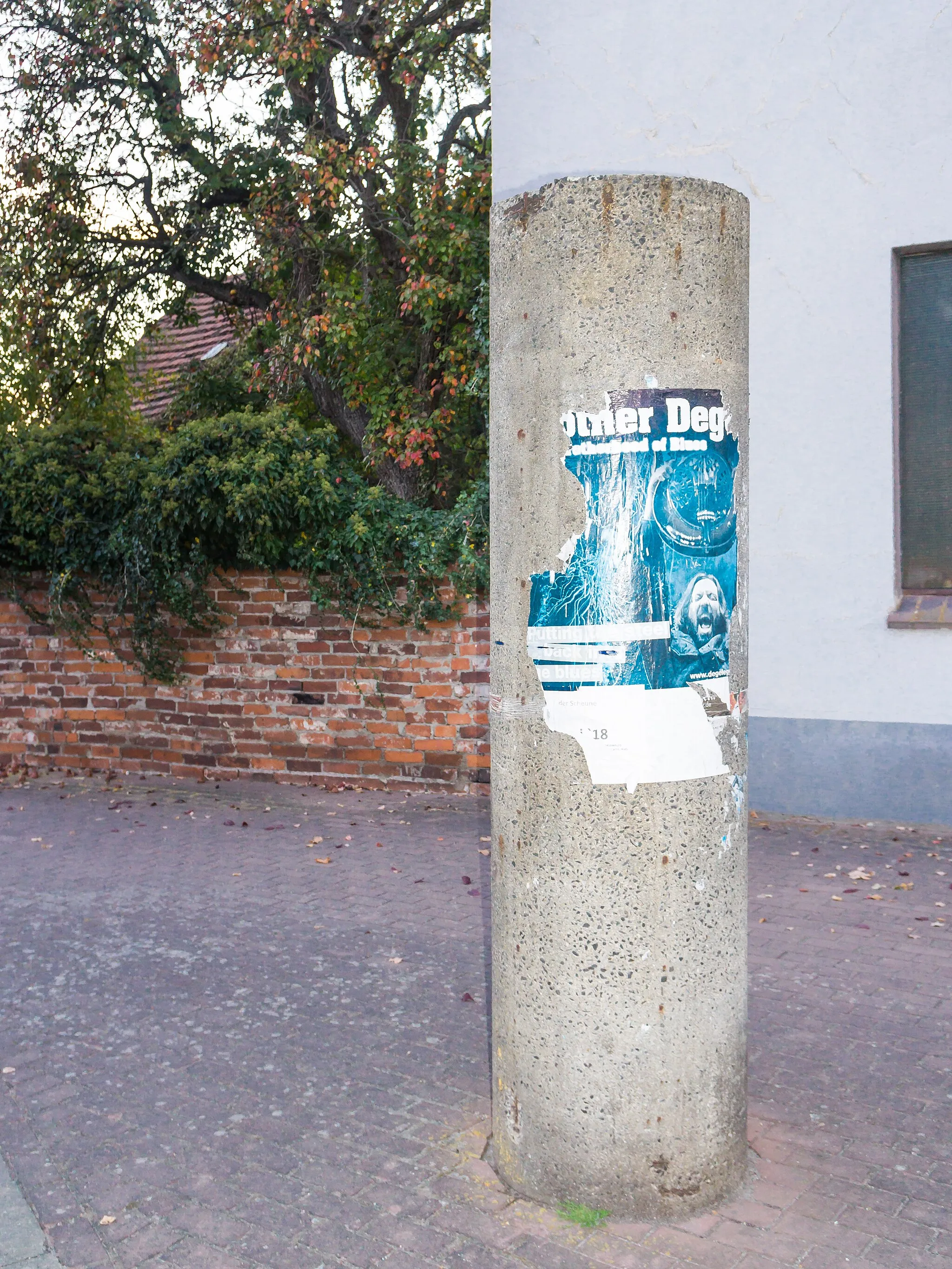 Photo showing: Preußischer Rundsockelsteins, Anschlagstein Brinkstraße / Max-Planck-Straße in Rogätz, der Preußische Rundsockelstein befindet sich rechts, zu diesem Zeitpunkt versteckt, im Grünen.