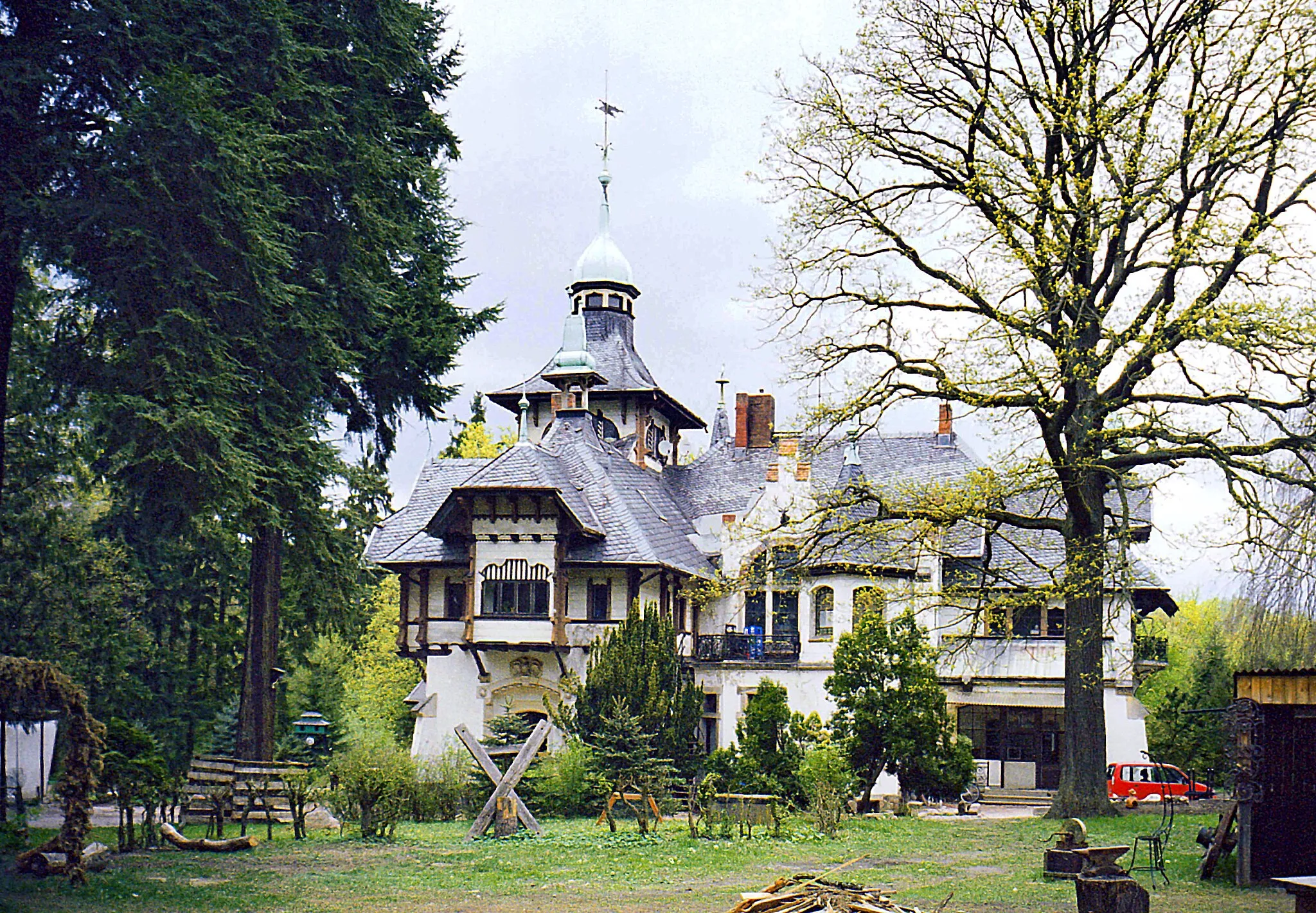 Photo showing: 29.04.2003  39326  Heinrichshorst (Rogätz), Heinrichshorst 1: Jagdschloß Heinrichshorst 
(GMP: 52.342796,11.706410), errichtet 1899-1900. Der Brauereibesitzer Gustav Wernecke aus Magdeburg hatte 1893 das zu Rogätz gehörende Forstgut Heinrichshorst gekauft, das im Februar 1899 ein selbständiger Gutsbezirk wurde. In der DDR-Zeit war hier ein 1949 eingerichtetes Kinderkurheim, das bis 1990 betrieben wurde. Nach der Wende ist das  Schloß an einen privaten Besitzer verkauft worden.                                                                                        [F20030428B32.jpg]20030429540NR.JPG(c)Blobelt