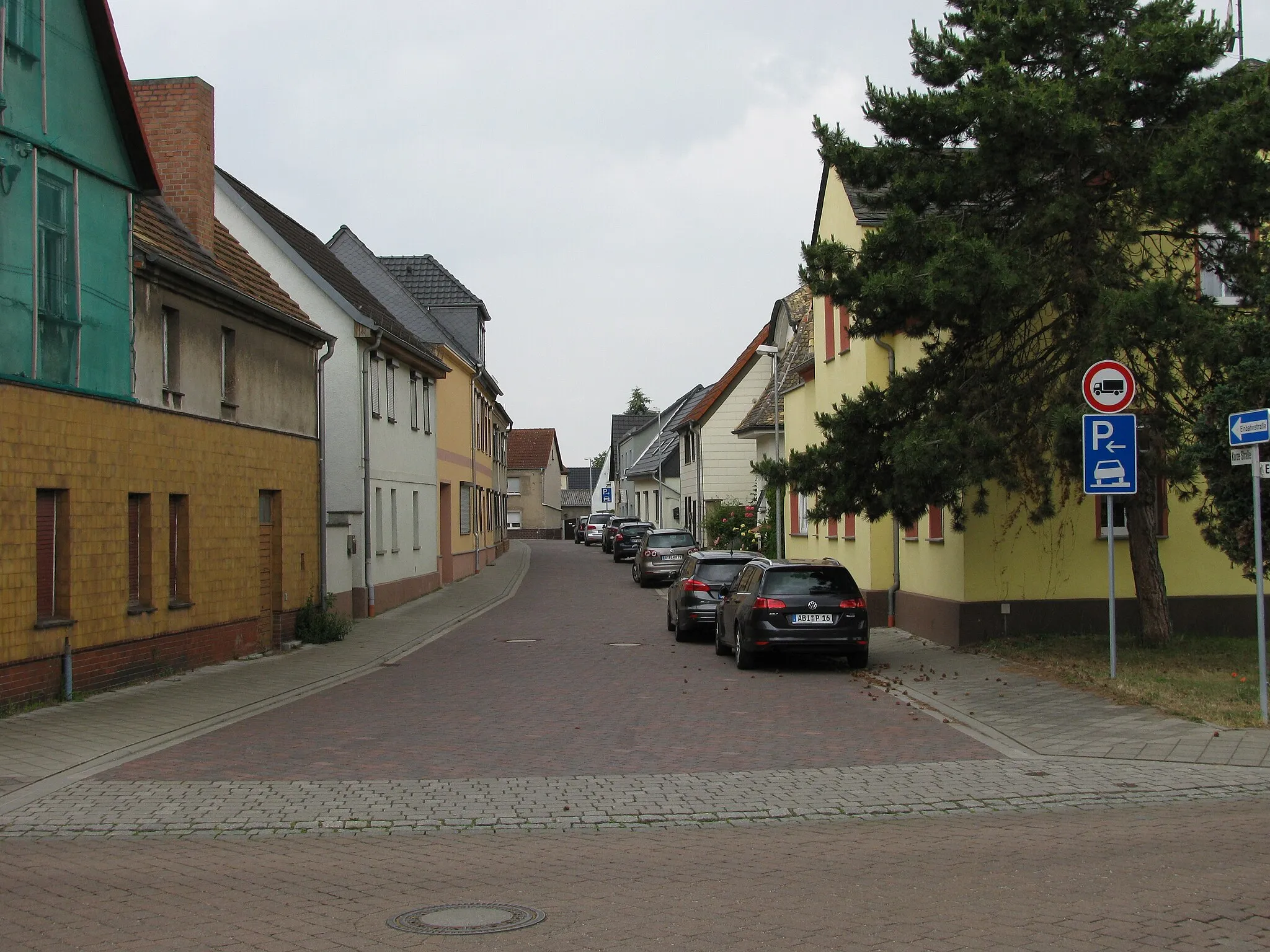 Photo showing: Blick von der Kreuzung Lindenstraße/Ernst-Thälmann-Straße in Roitzsch in die Kurze Straße