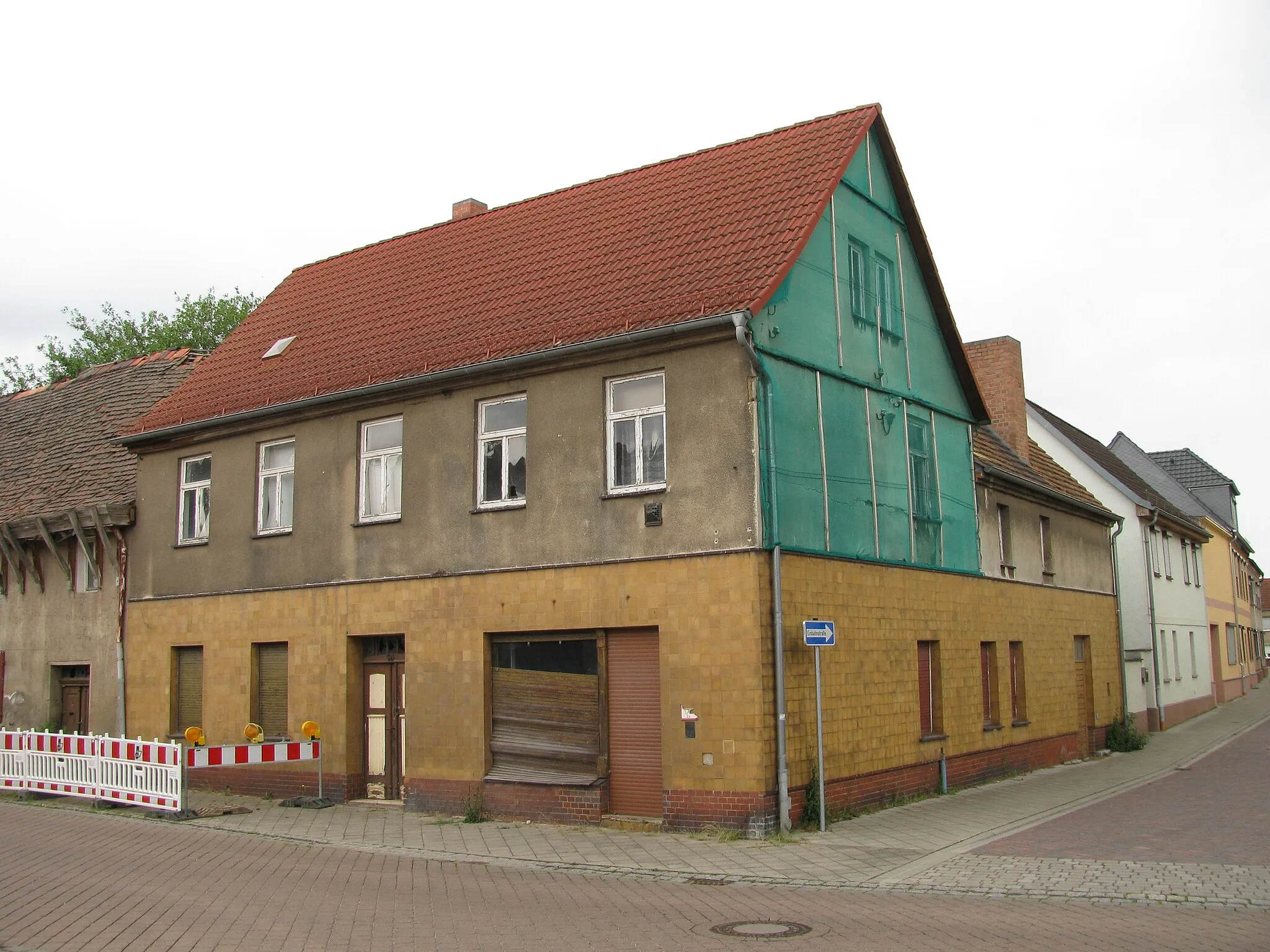 Photo showing: das Haus Lindenstraße 40 in Roitzsch, nach rechts an der Kurze Straße