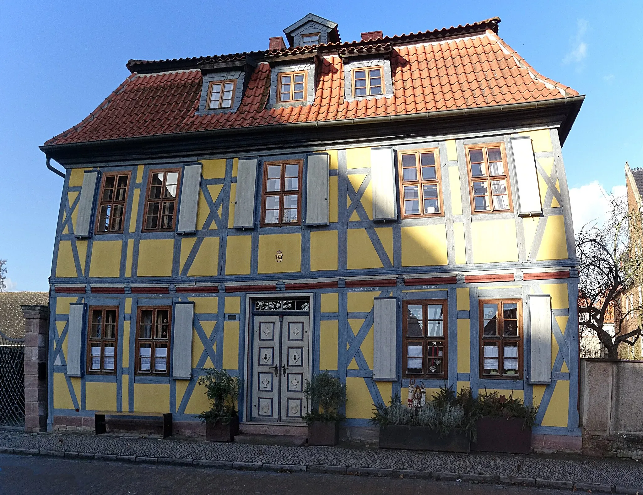 Photo showing: Fürstliches Sekretär- und Kutscherhaus, Wilhelmstr. 49 Roßla.
Schriftband über den Fenstern: A.D. 1738    Schaffe, was dich treibt, und genieße, was bleibt!     - rest. 1994 - 2002