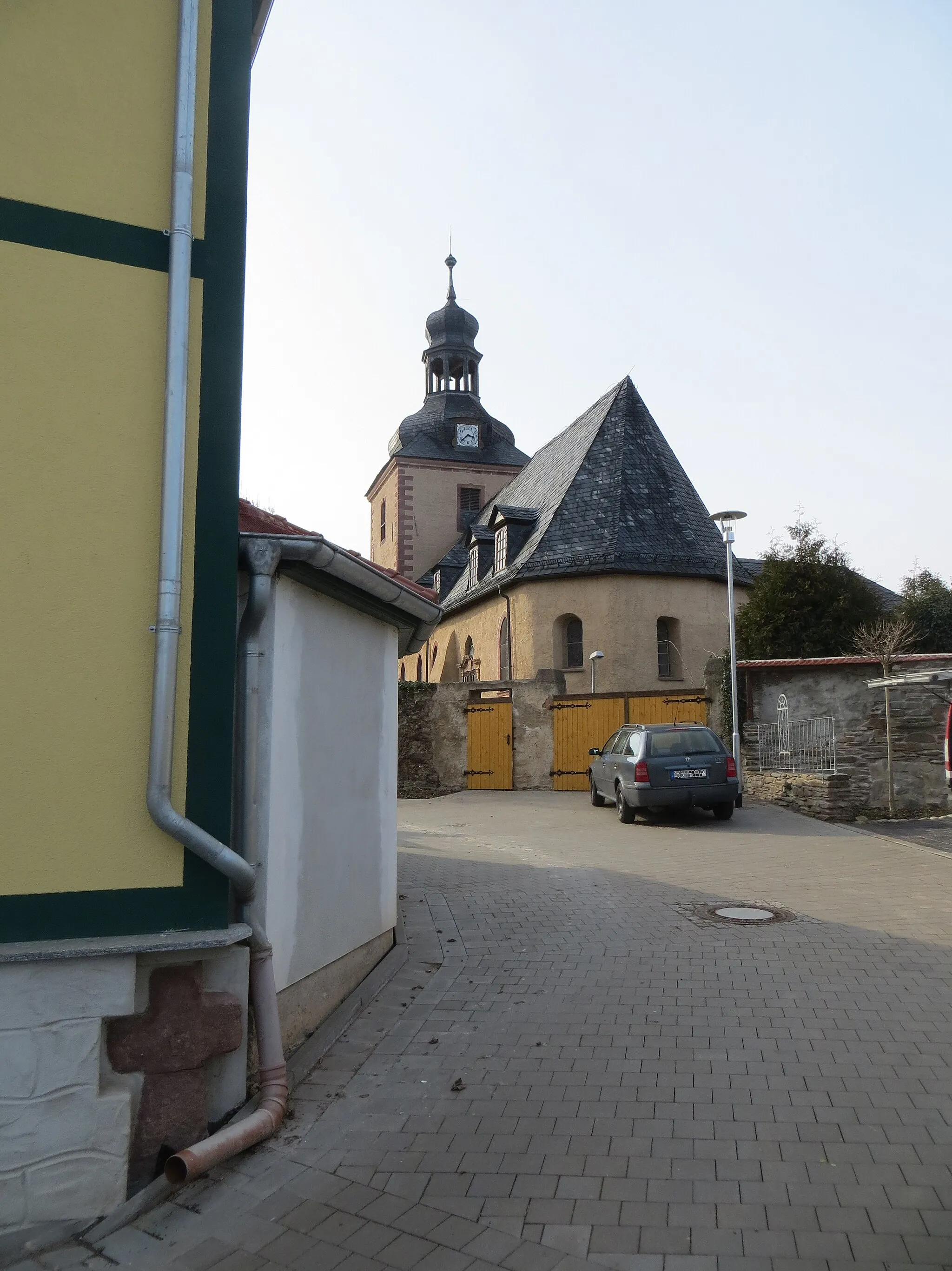 Photo showing: Rottleberode - St. Martini Kirche, links ist das eingemauerte Steinkreuz im Alten Schulhaus zu sehen.