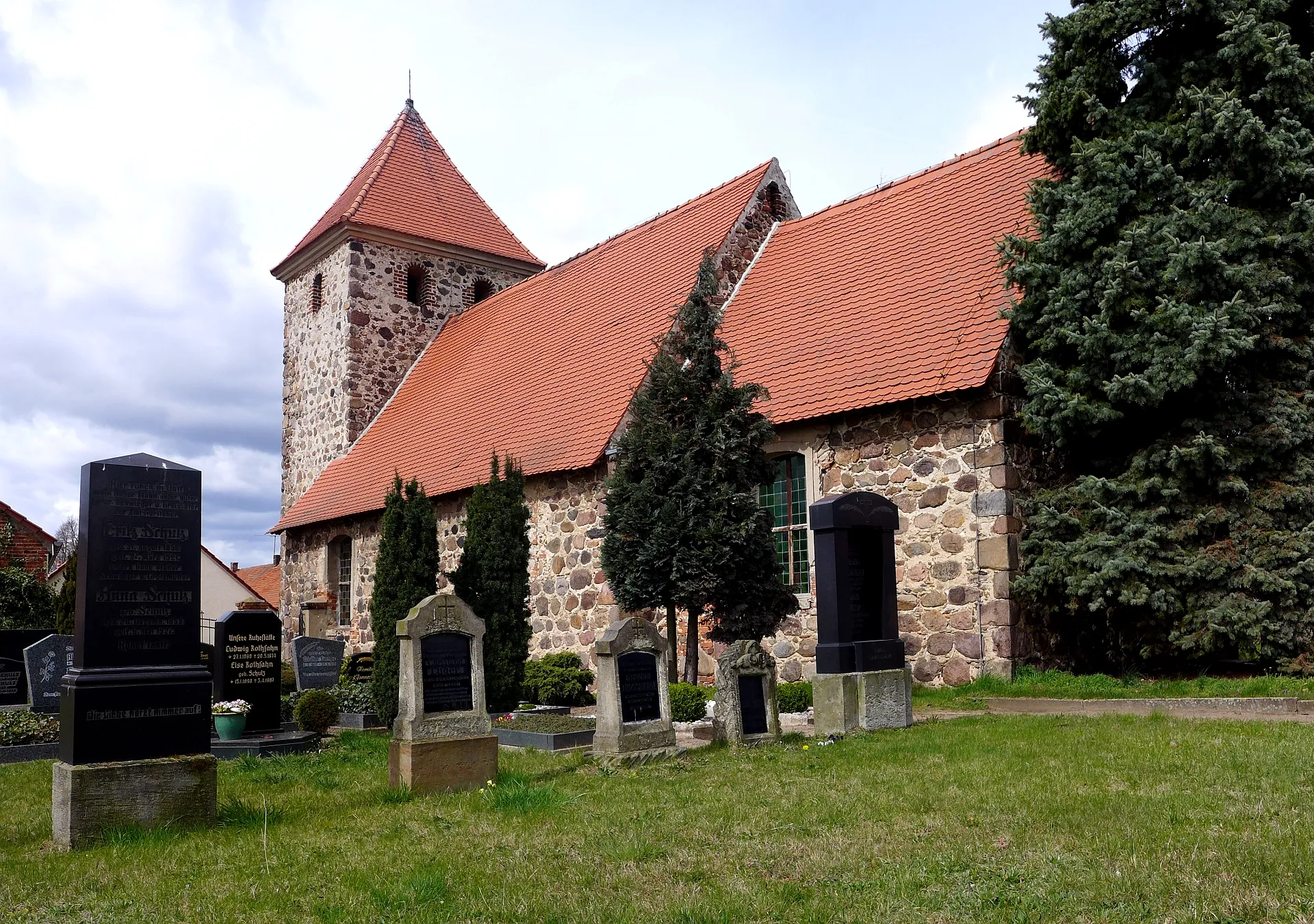 Photo showing: Ritze, Ortsteil von Salzwedel: Feldsteinkirche und Friedhof an der Chüdenallee.