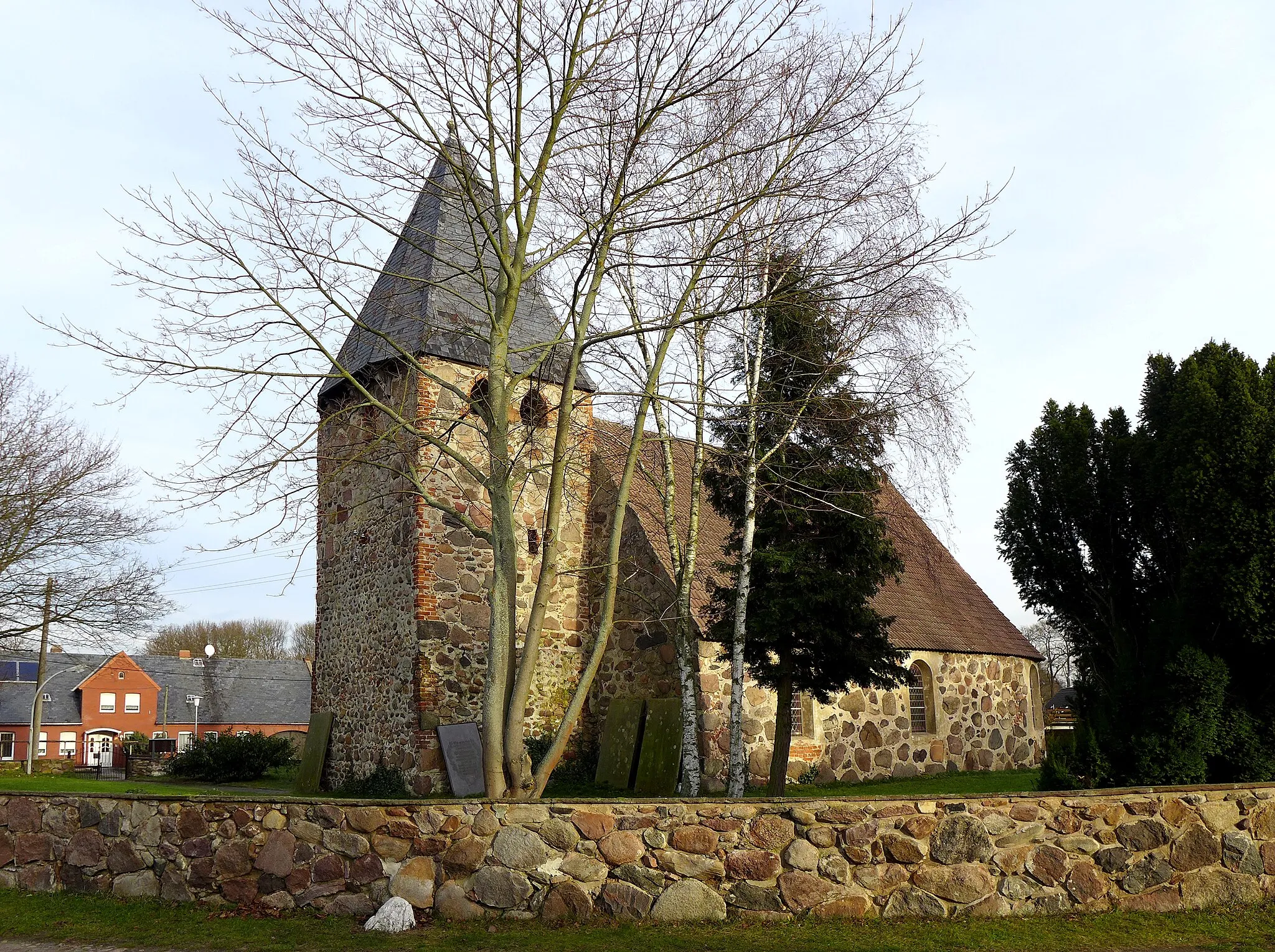 Photo showing: Lokalisierung: Cheine liegt 4km entfernt von Seebenau, beide Orte sind zugehörig der Stadt Salzwedel in Sachsen-Anhalt.

Zur Feldsteinkirche Cheine: Ursprung im 13. Jahrhundert, derzeitige Formgebung im Jahre 1744. Die Kirche ist offensichtlich namenlos, sie wird in der Öffentlichkeitsarbeit der Stadt Salzwedel nicht erwähnt. In der Kirche finden noch Gottesdienste statt.