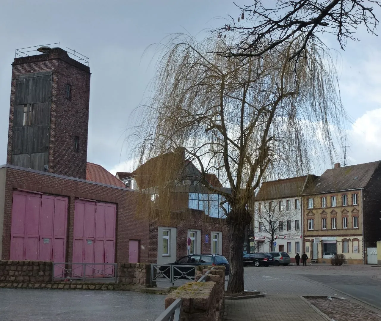 Photo showing: Feuerwehrgebäude, Teich und Rückseite des Rathauses in Sandersdorf