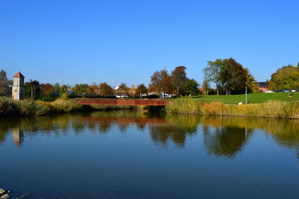 Photo showing: Der Stadtsee liegt im Zentrum der Stadt Staßfurt. Er ist im Rahmen der Internationalen Bauausstellung 2010 entstanden.