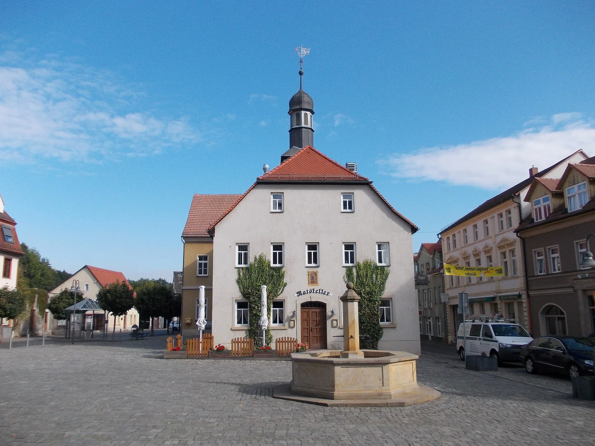 Photo showing: Town hall and fountain at the market square of Teuchern (district of Burgenlandkreis, Saxony-Anhalt)