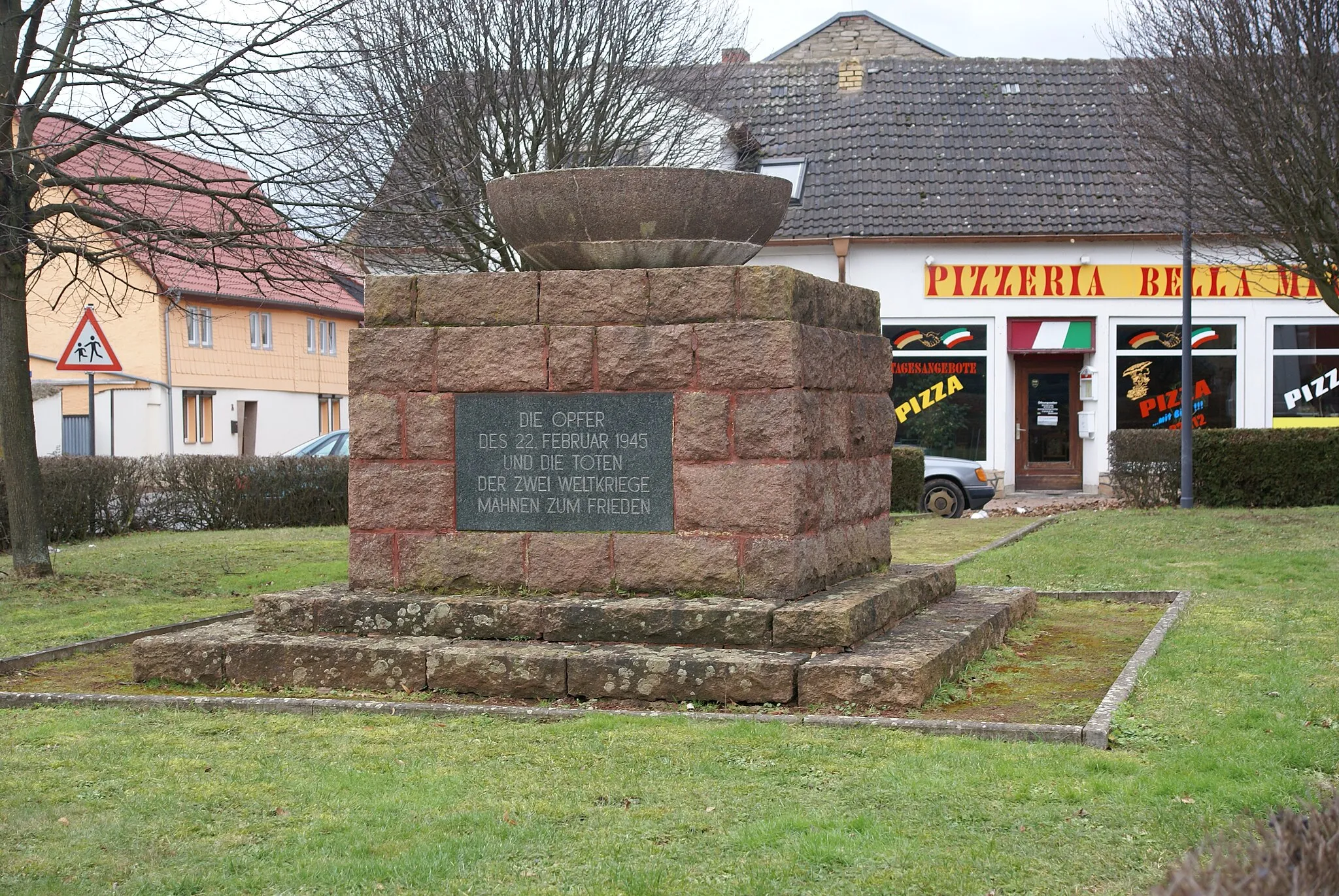 Photo showing: ein Denkmal für die Opfer der Weltkriege in Wallhausen (Helme)