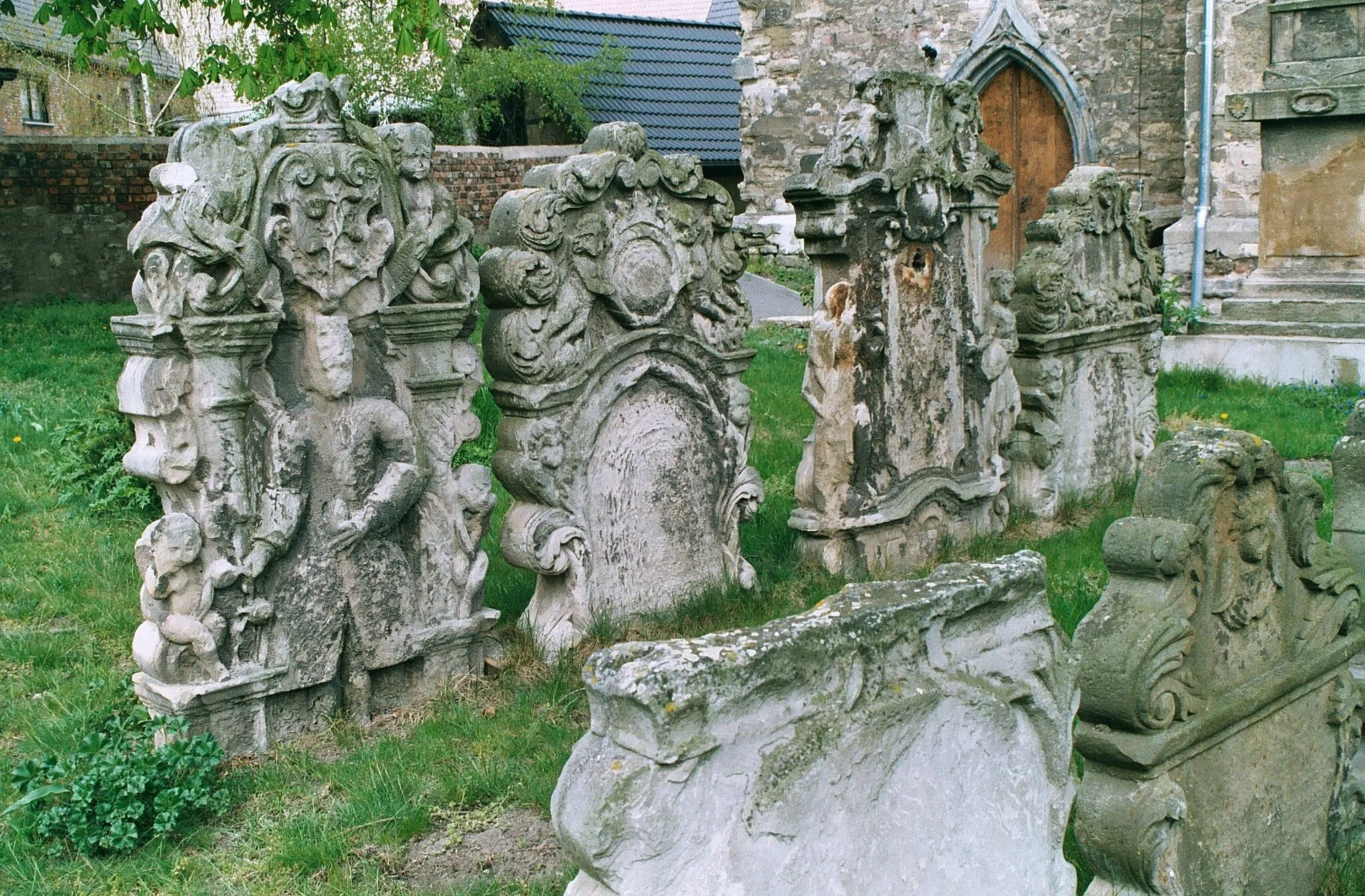 Photo showing: Wansleben am See (Seegebiet Mansfelder Land), historical tombstones in front of the church