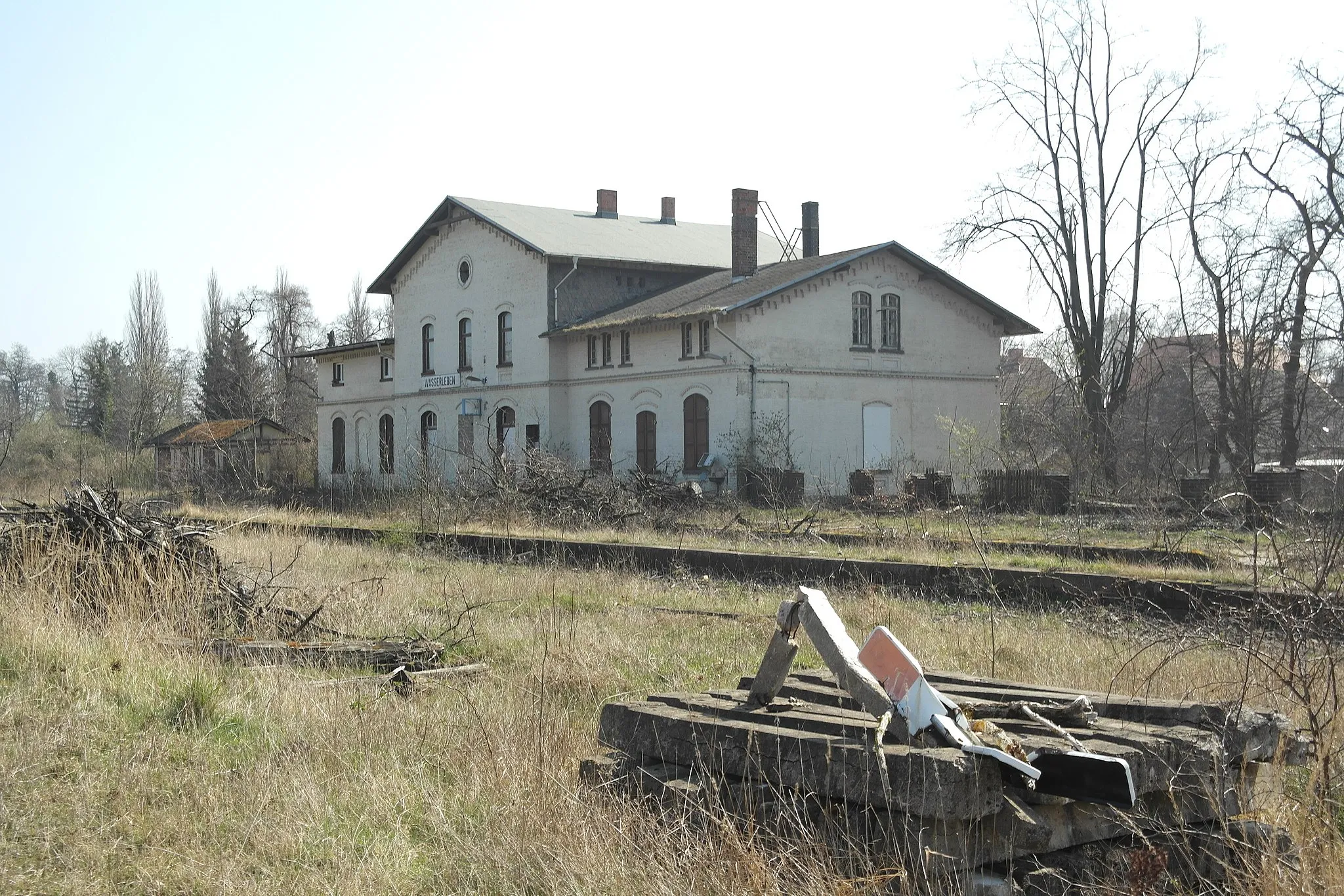 Photo showing: Bahnhof Wasserleben, Gleisseite mit Bahnsteigresten