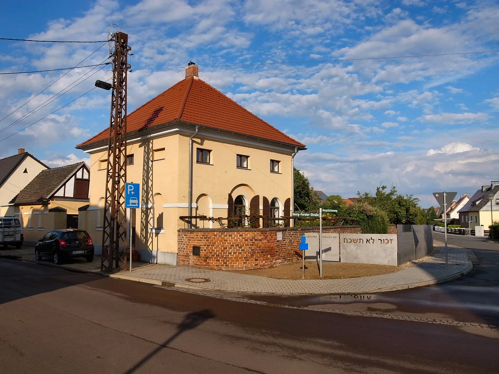 Photo showing: Wörlitz,Zeremonienhaus und Denkmal am Jüdischen Friedhof