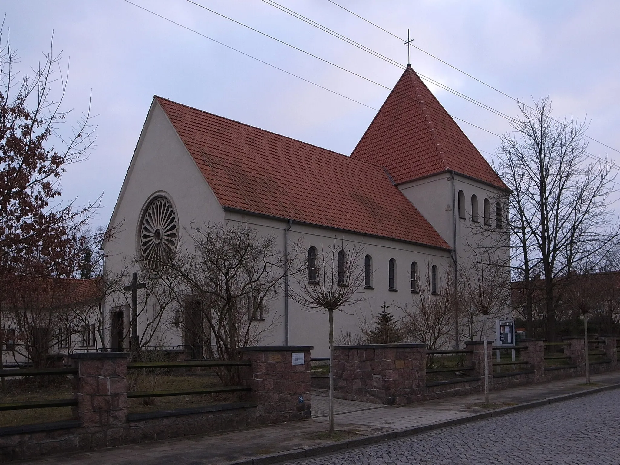 Photo showing: Bitterfeld-Wolfen, Ortsteil Wolfen, Heilig-Kreuz-Kirche (Baudenkmal im Denkmalverzeichniss Sachsen-Anhalt, Erfassungsnummer: 094 95707 000 000 000 000 [1])