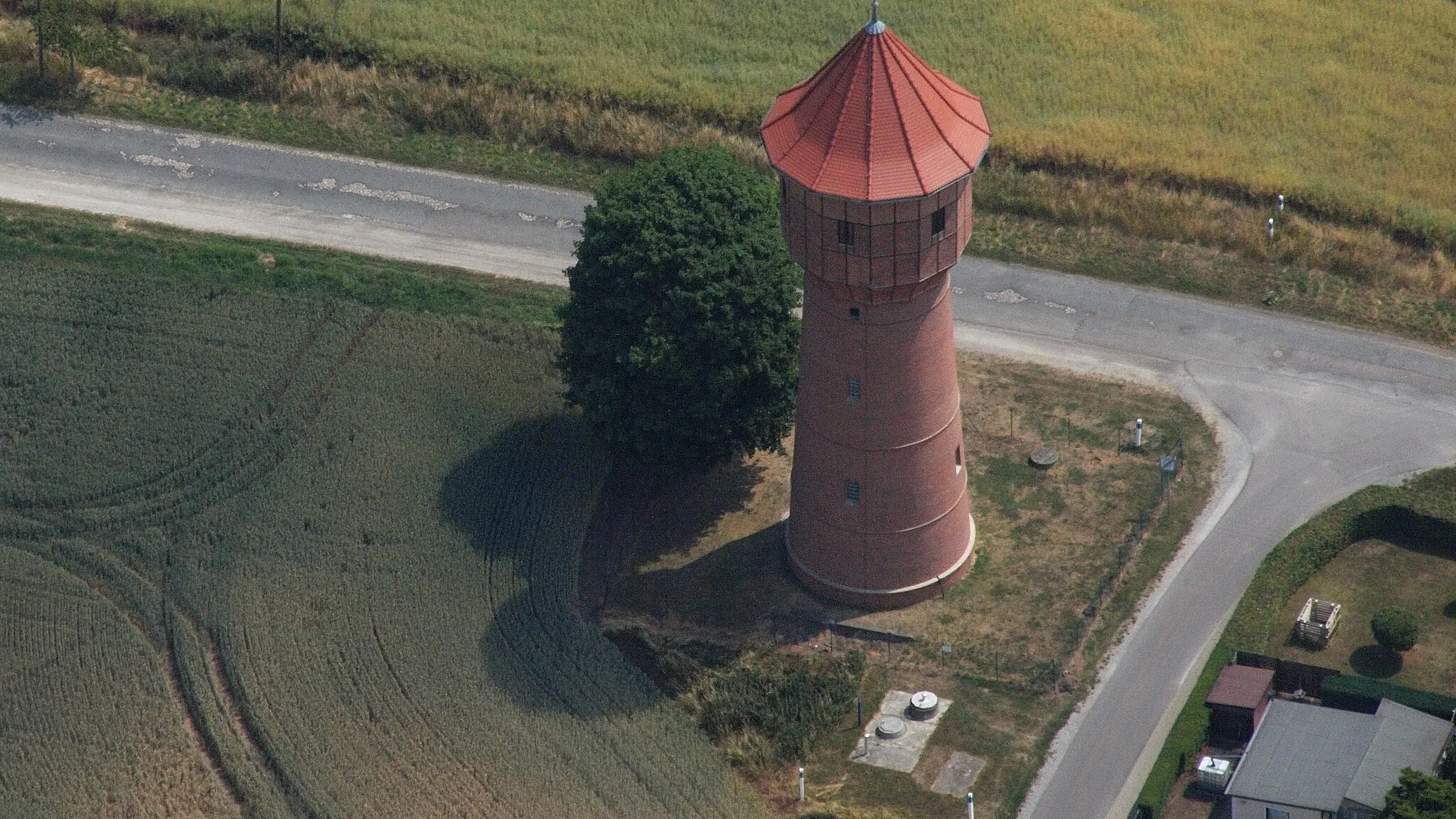 Photo showing: Wolmirsleben, Wasserturm, Luftaufnahme (2015)