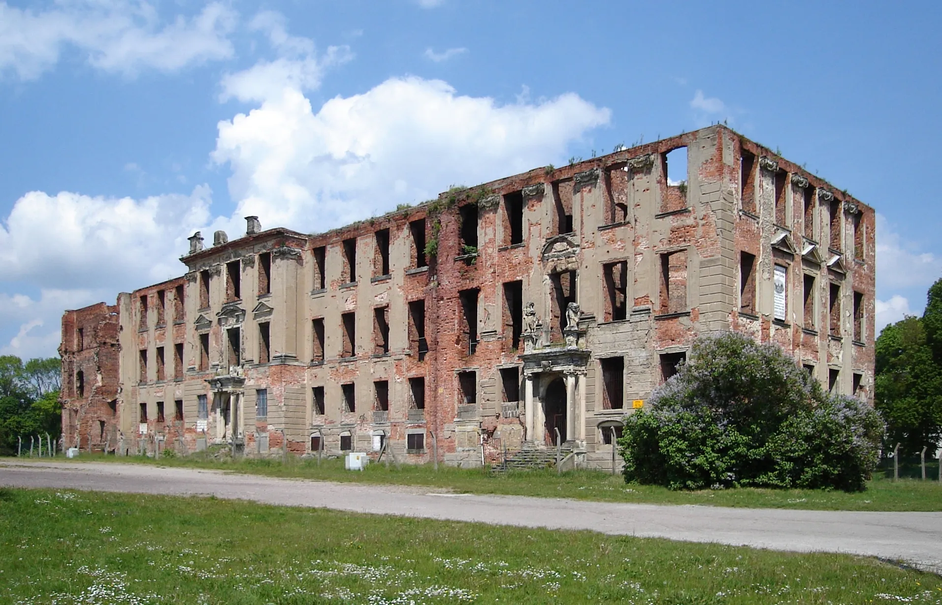 Photo showing: Zerbst, Schlossruine (Ostflügel)