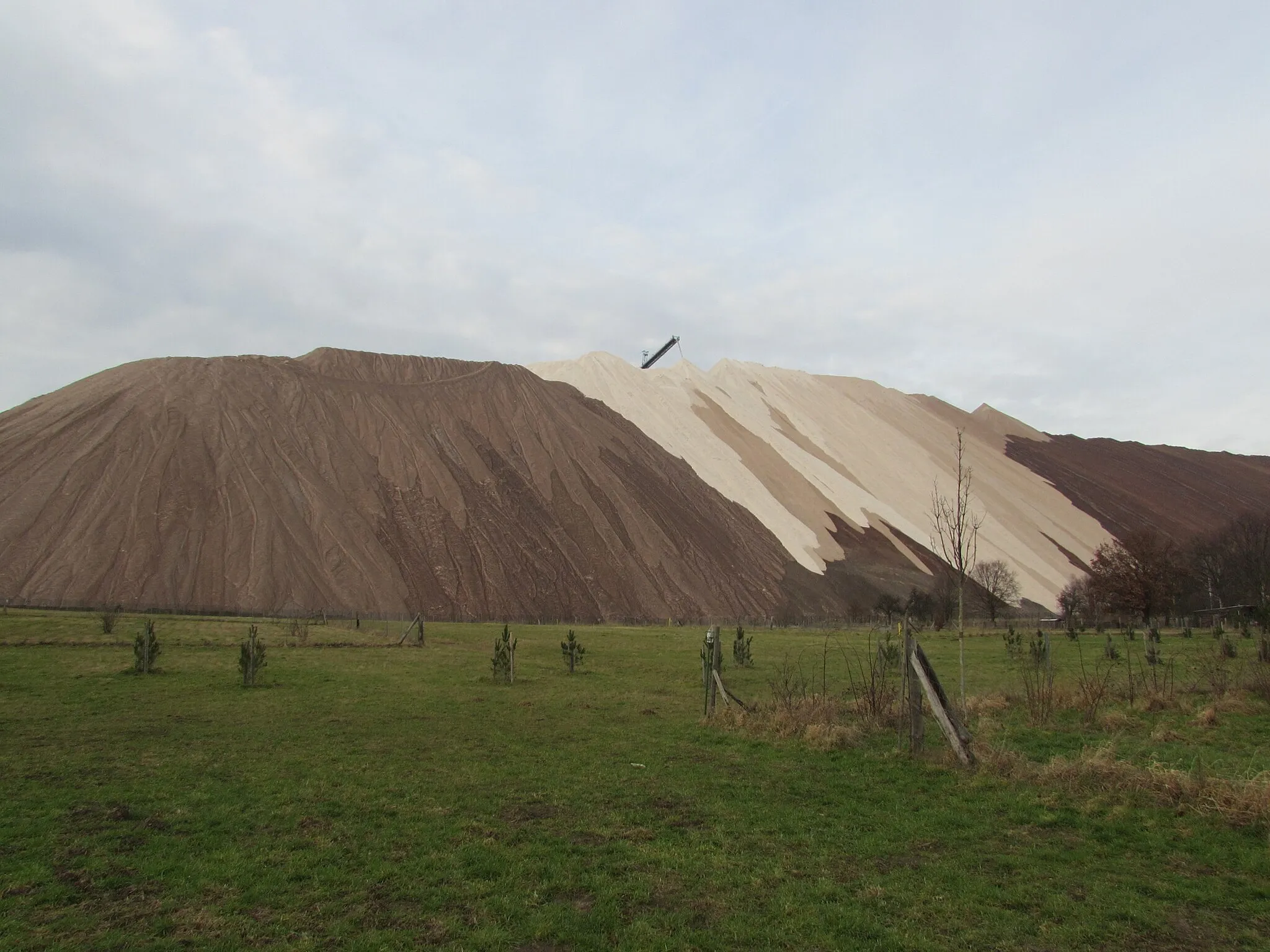 Photo showing: Abraumhalde des Kaliwerks Zielitz („Kalimandscharo“)