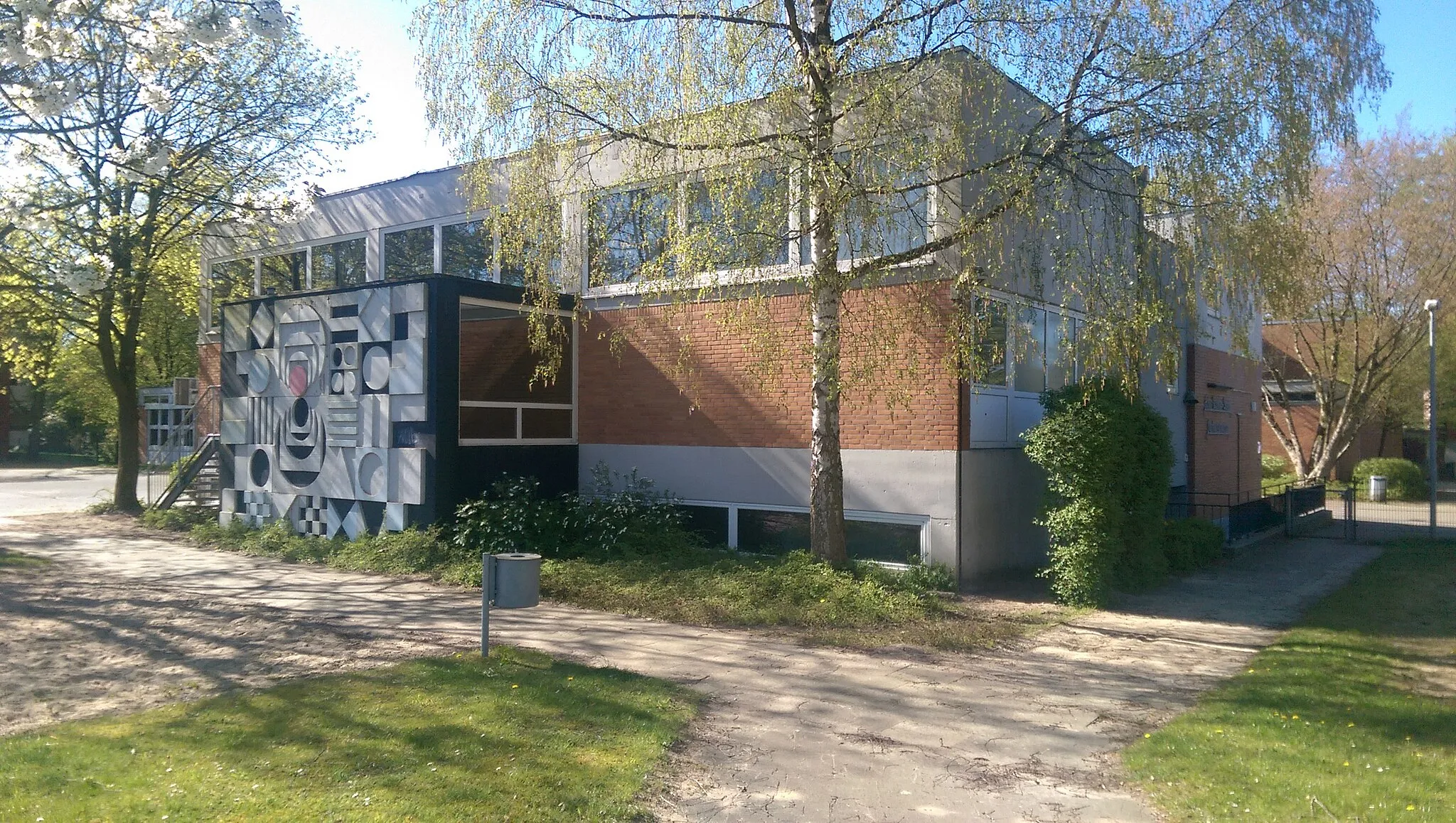 Photo showing: Northern view of the school "Fritz-Reuter" in Ahrensburg , Ahrensburg municipality , Stormarn district, Schleswig-Holstein state, Germany.