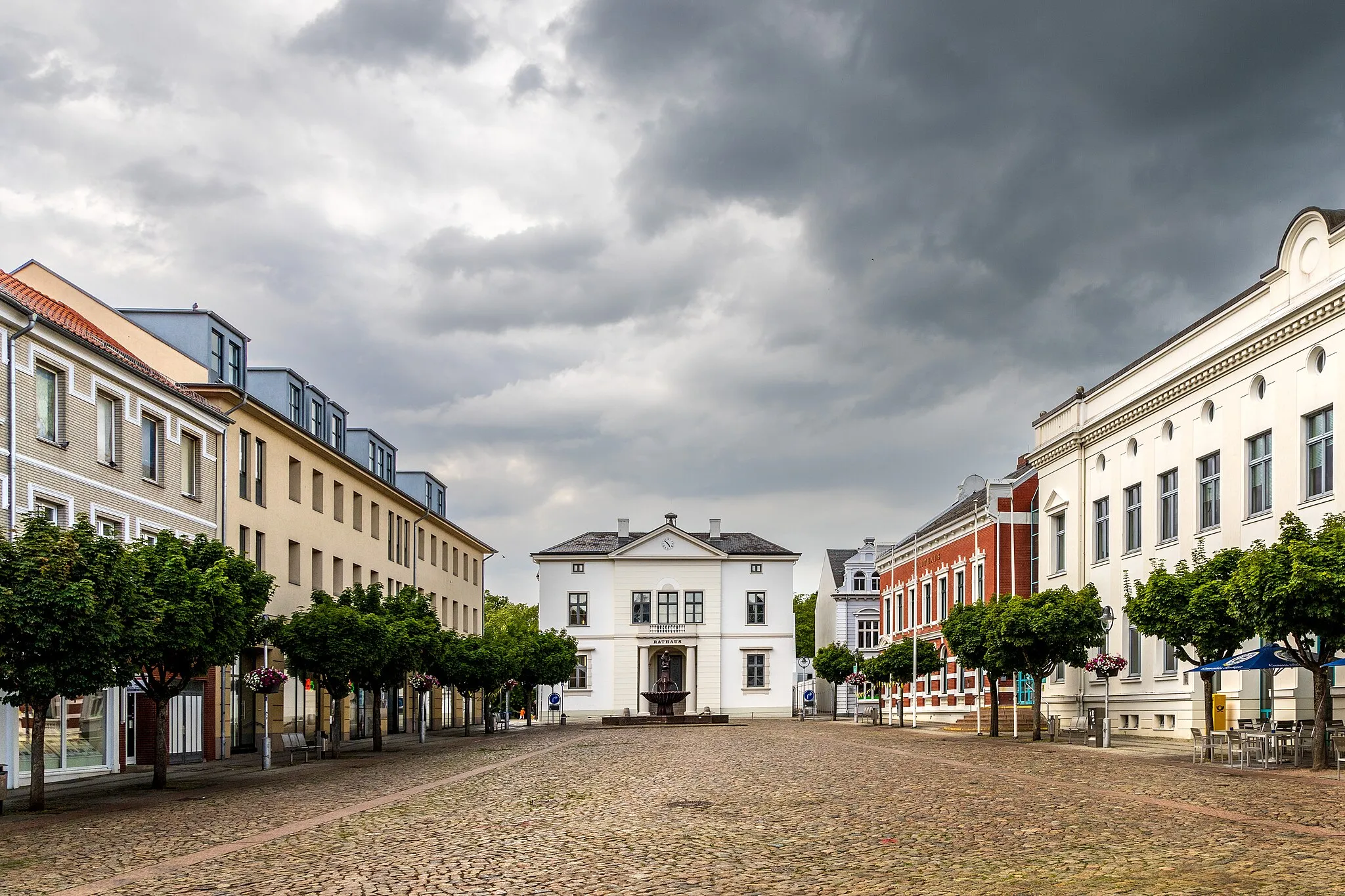 Photo showing: Das alte Rathaus von Bad Oldesloe mit dem Gänselieselbrunnen im Vordergrund. Ein Kulturdenkmal gemäß de:Liste der Kulturdenkmale in Bad Oldesloe